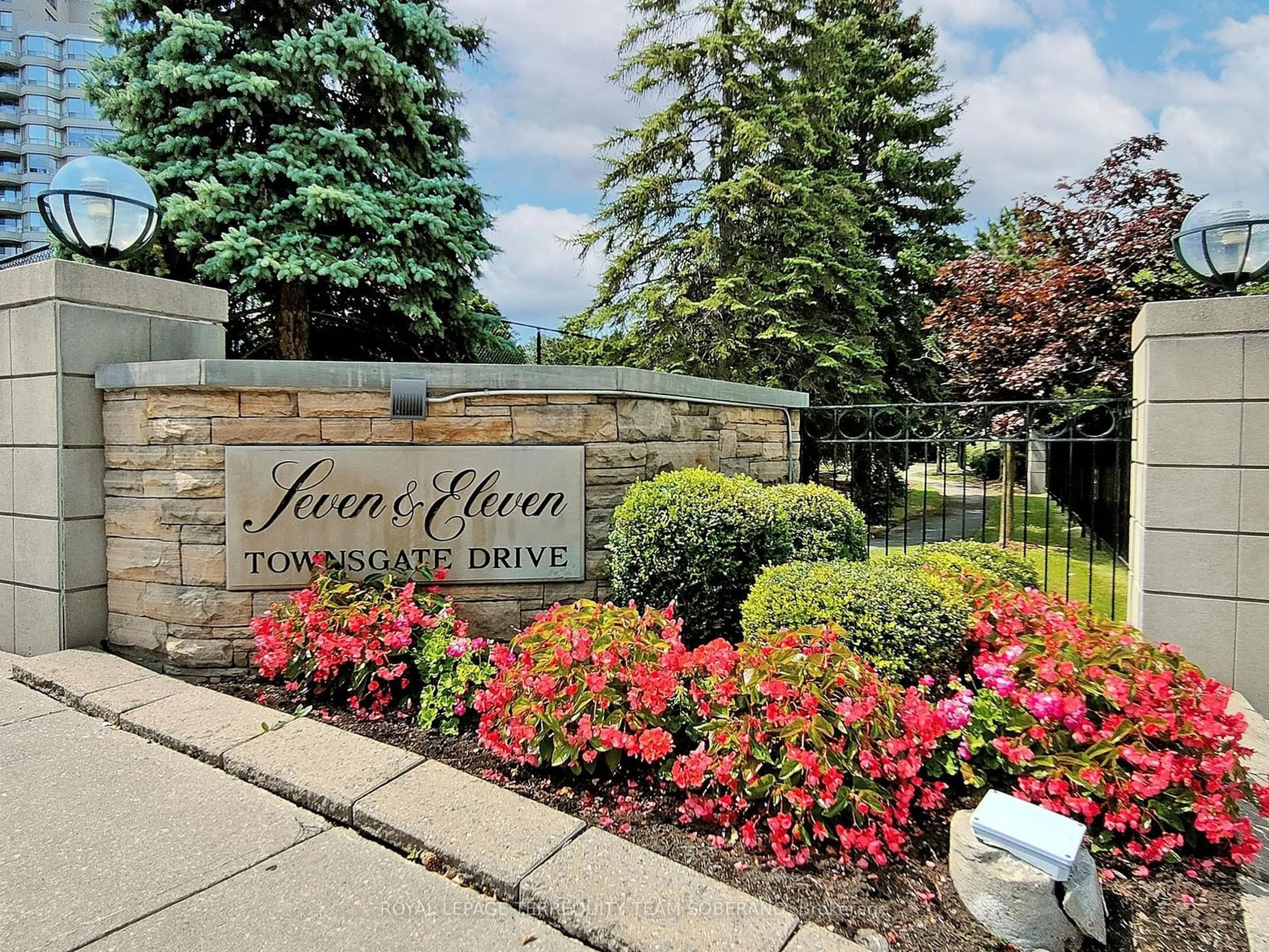 Indoor foyer for 7 Townsgate Dr #312, Vaughan Ontario L4J 7Z9