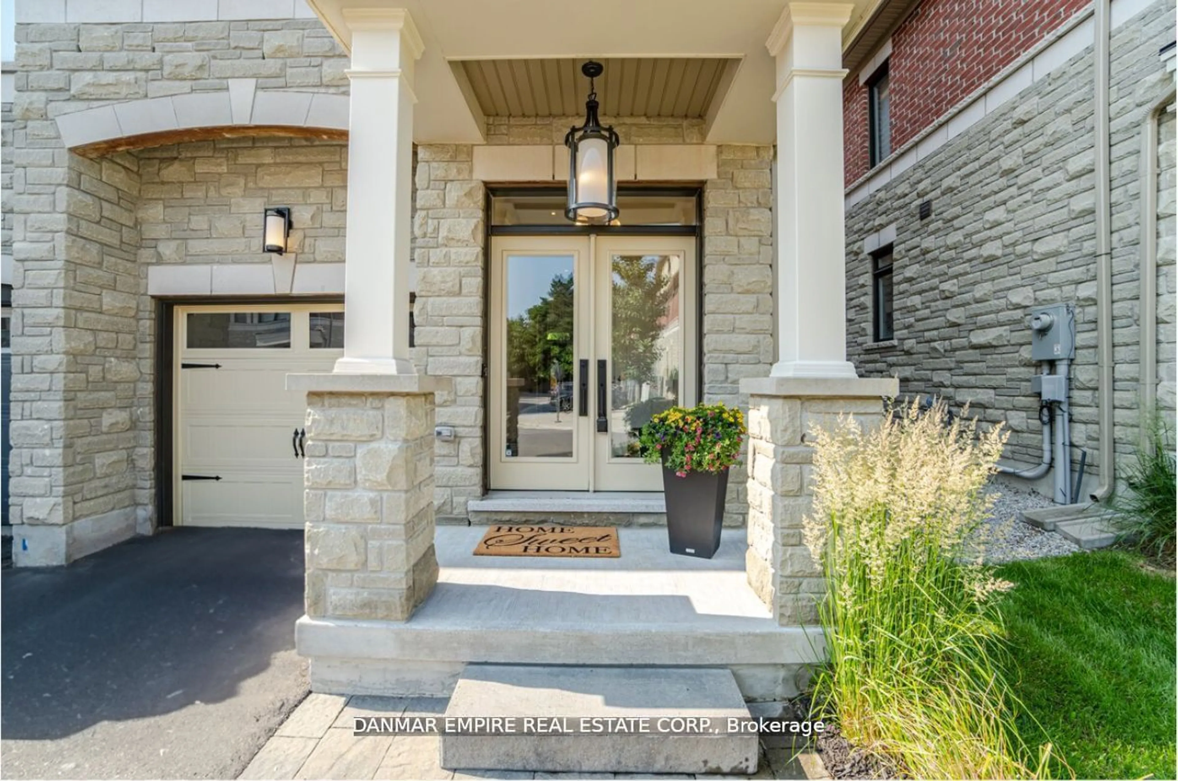 Indoor entryway for 31 Hiawatha Crt, Vaughan Ontario L4L 0J2