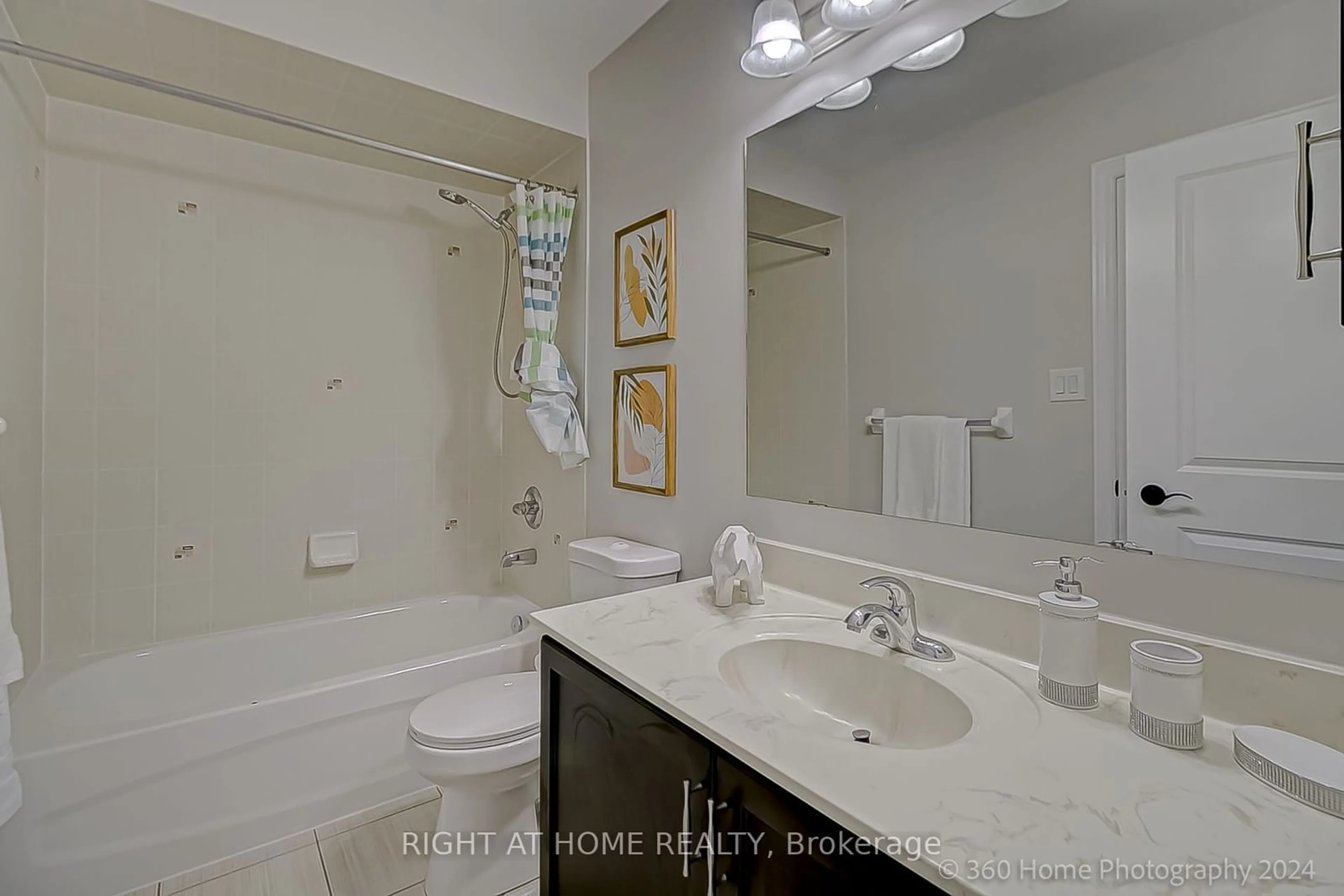 Standard bathroom, ceramic/tile floor for 396 Grand Trunk Ave, Vaughan Ontario L6A 0T4