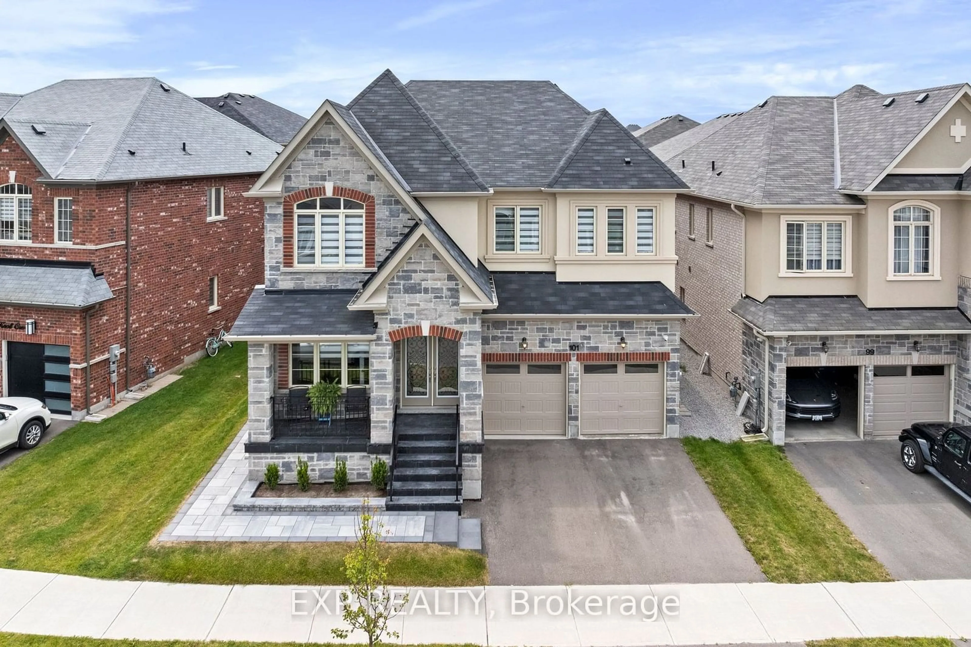 A pic from outside/outdoor area/front of a property/back of a property/a pic from drone, street for 101 Kingknoll Cres, Georgina Ontario L4P 0H8