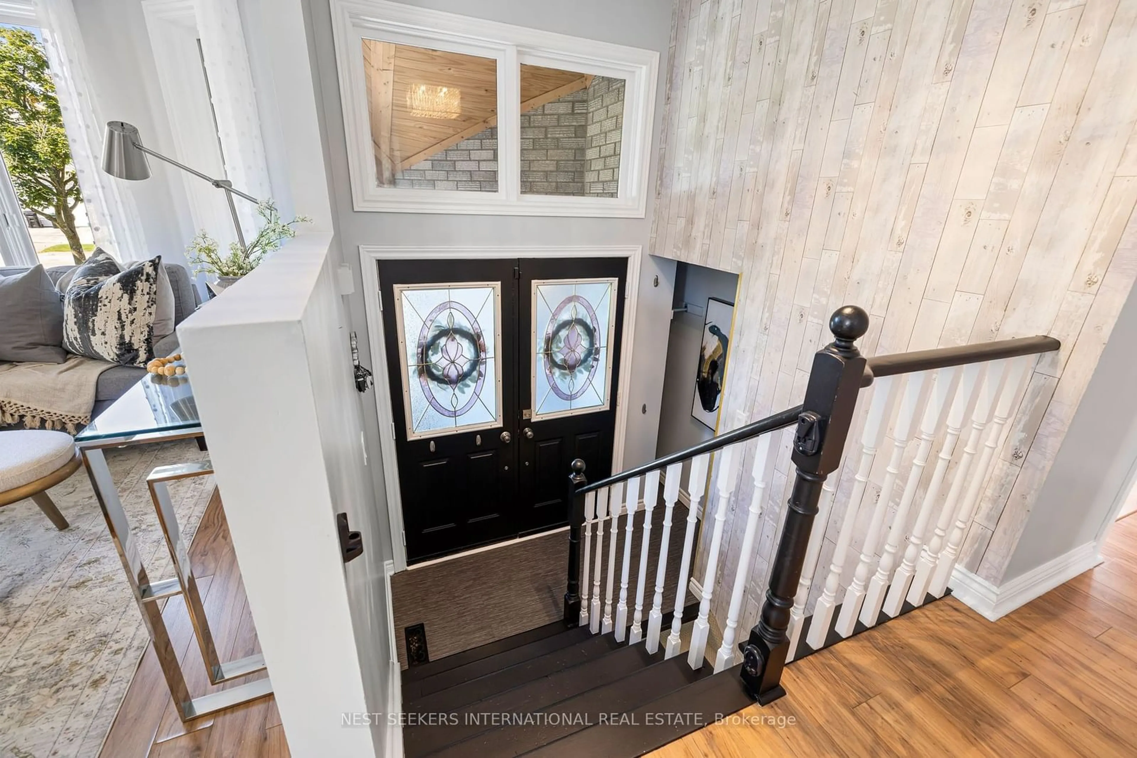 Indoor entryway for 1097 Corrie St, Innisfil Ontario L9S 1T7