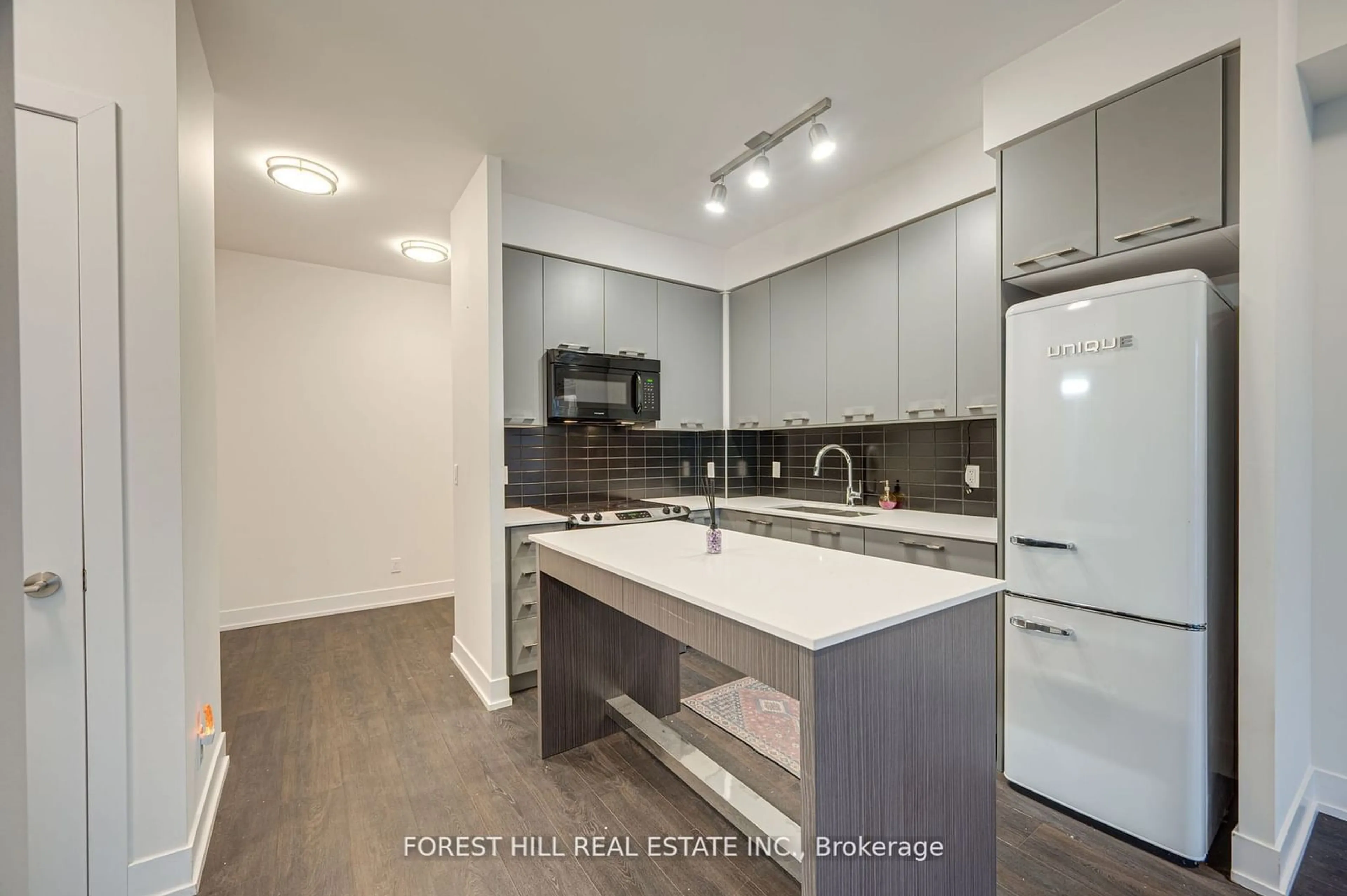 Open concept kitchen, ceramic/tile floor for 9471 Yonge St #1614, Richmond Hill Ontario L4C 1V4