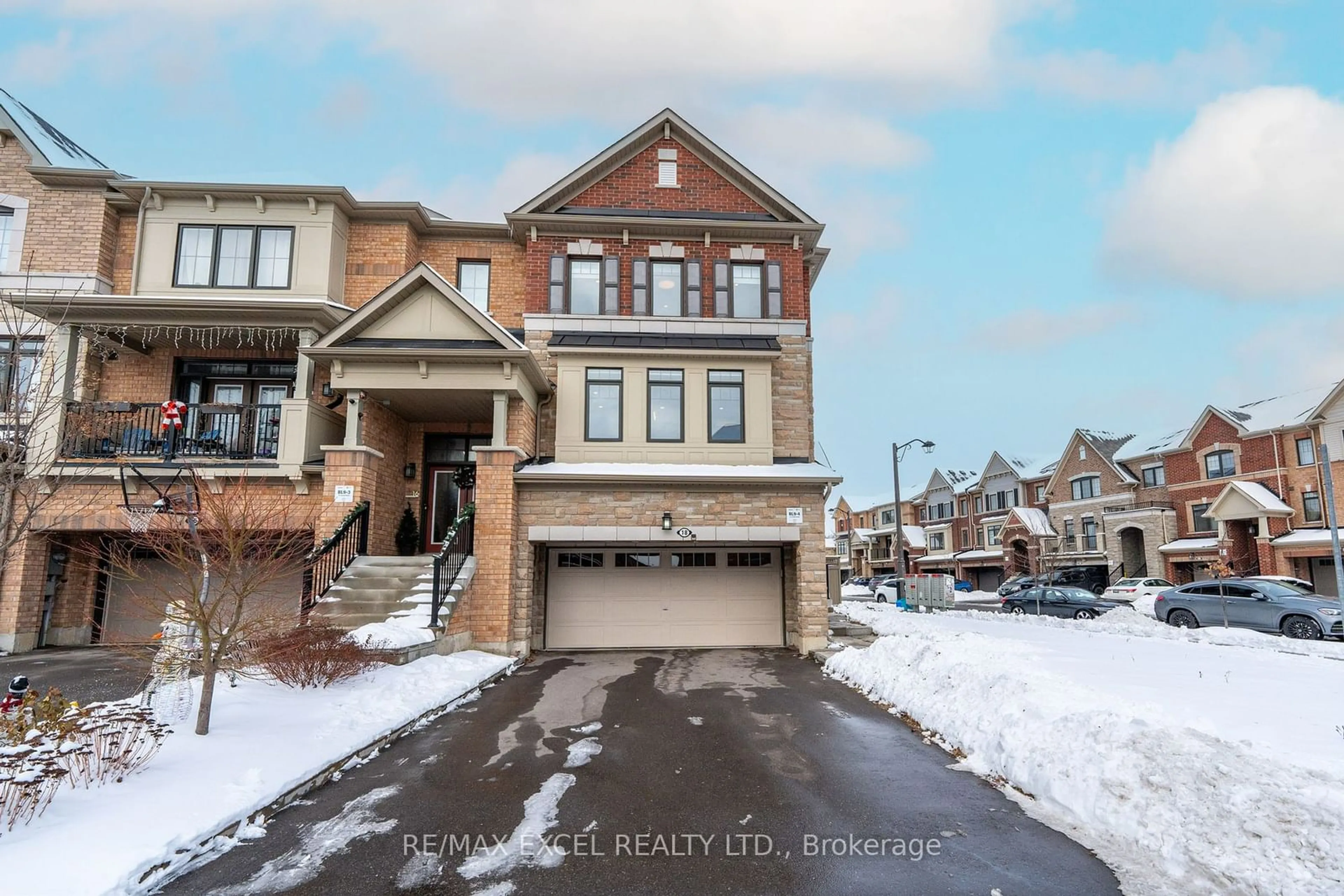 A pic from outside/outdoor area/front of a property/back of a property/a pic from drone, street for 18 Fraleigh Ave, Markham Ontario L6C 0Y9