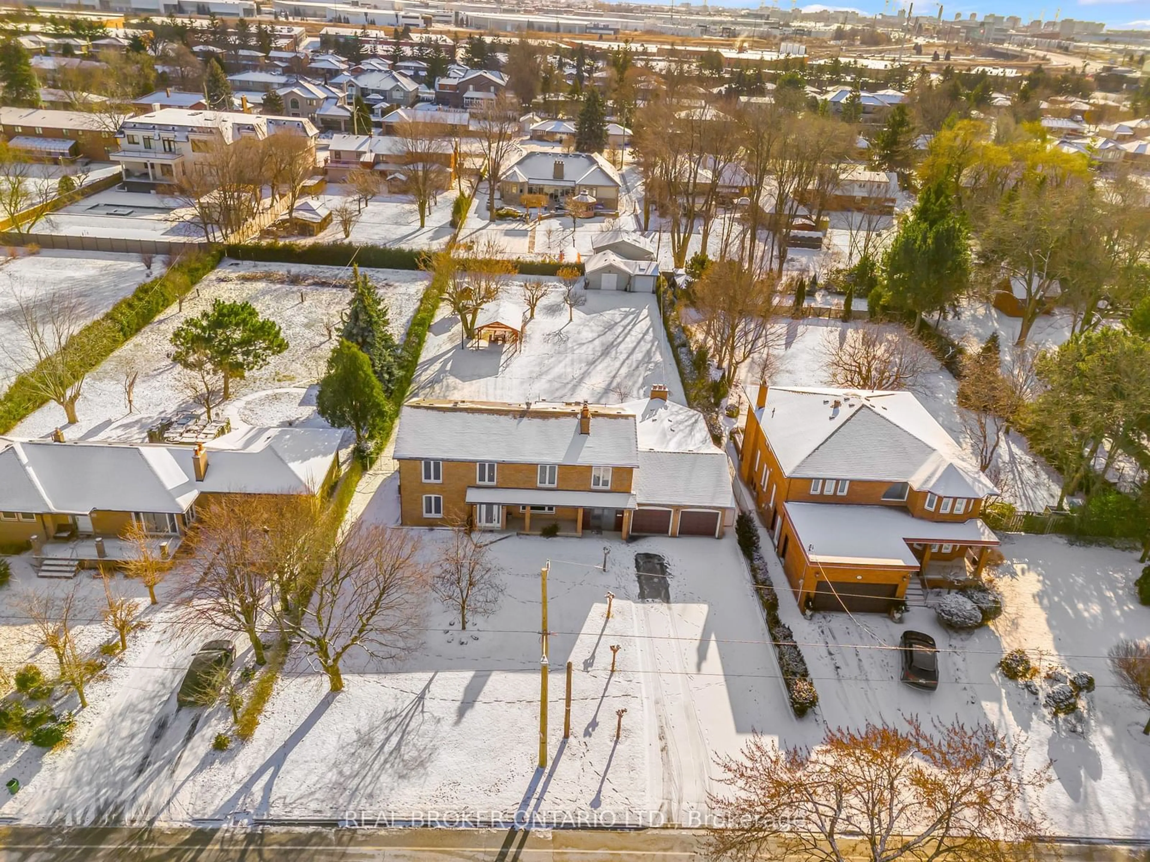 A pic from outside/outdoor area/front of a property/back of a property/a pic from drone, street for 55 Hillside Ave, Vaughan Ontario L4K 1W9