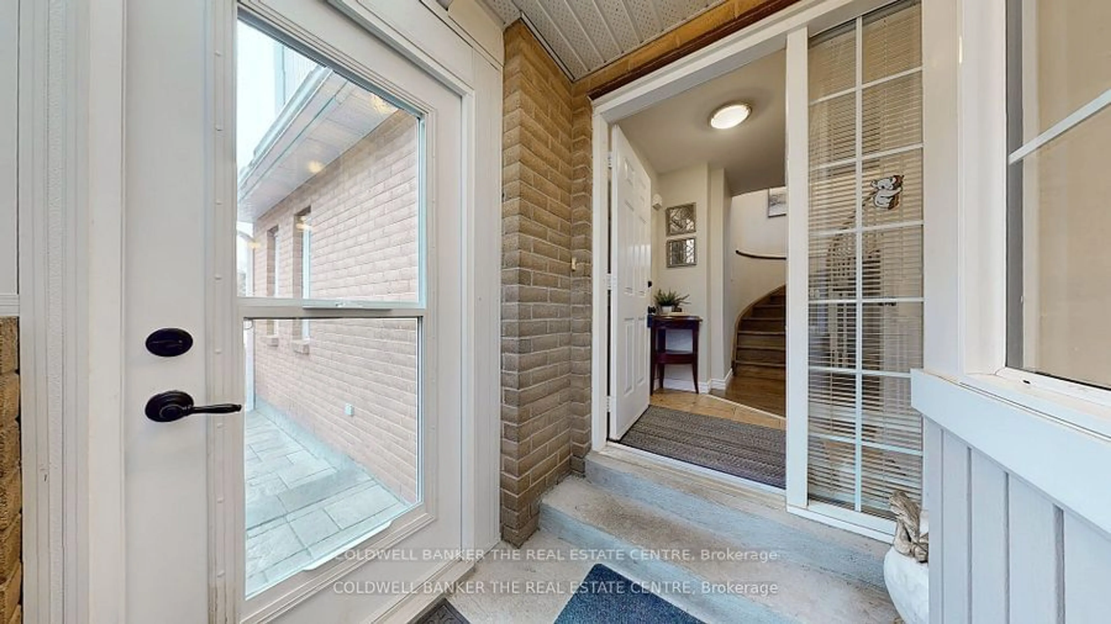 Indoor entryway for 282 Sheridan Crt, Newmarket Ontario L3Y 8P9