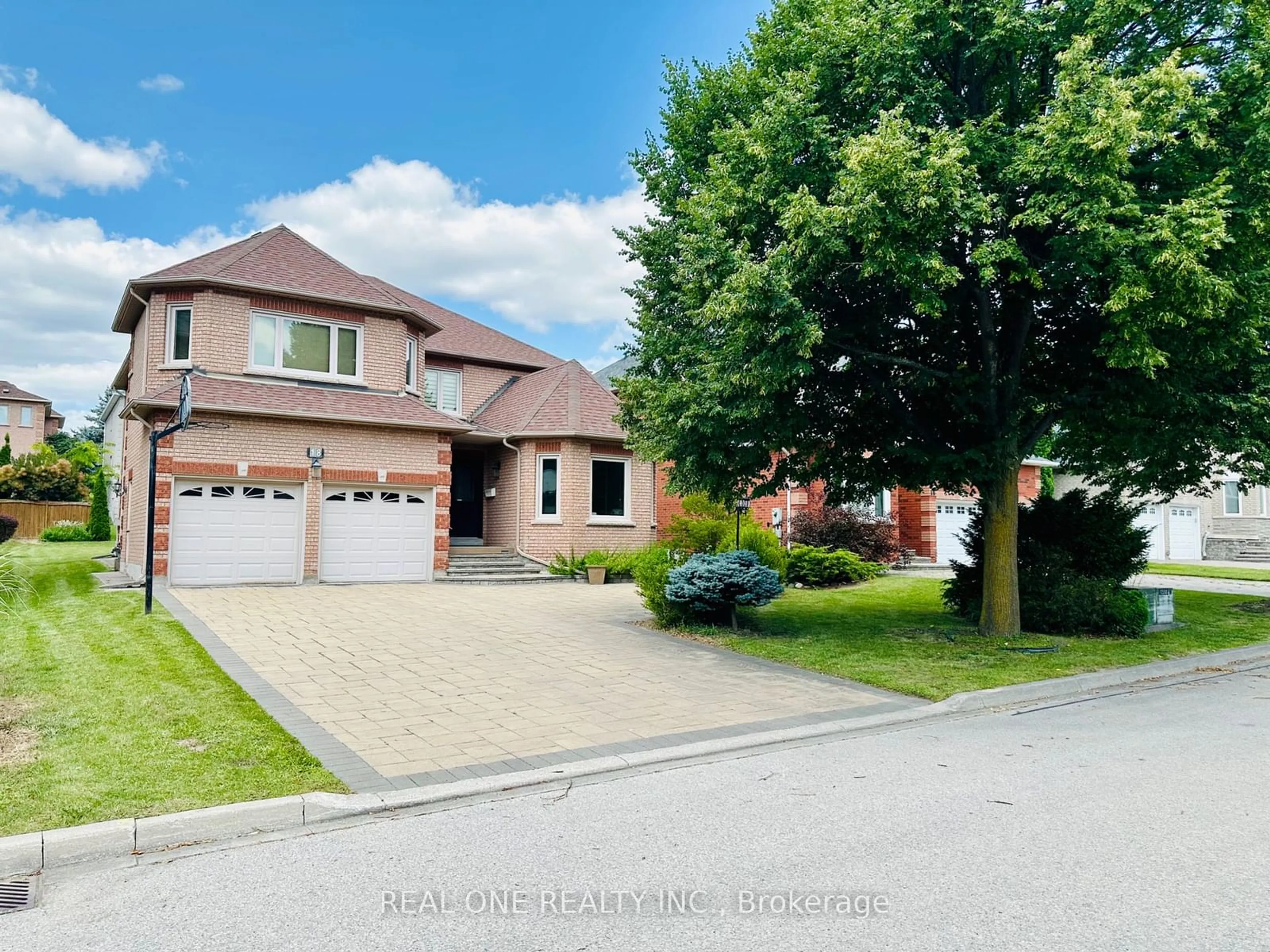 A pic from outside/outdoor area/front of a property/back of a property/a pic from drone, street for 18 Henricks Cres, Richmond Hill Ontario L4B 3W4