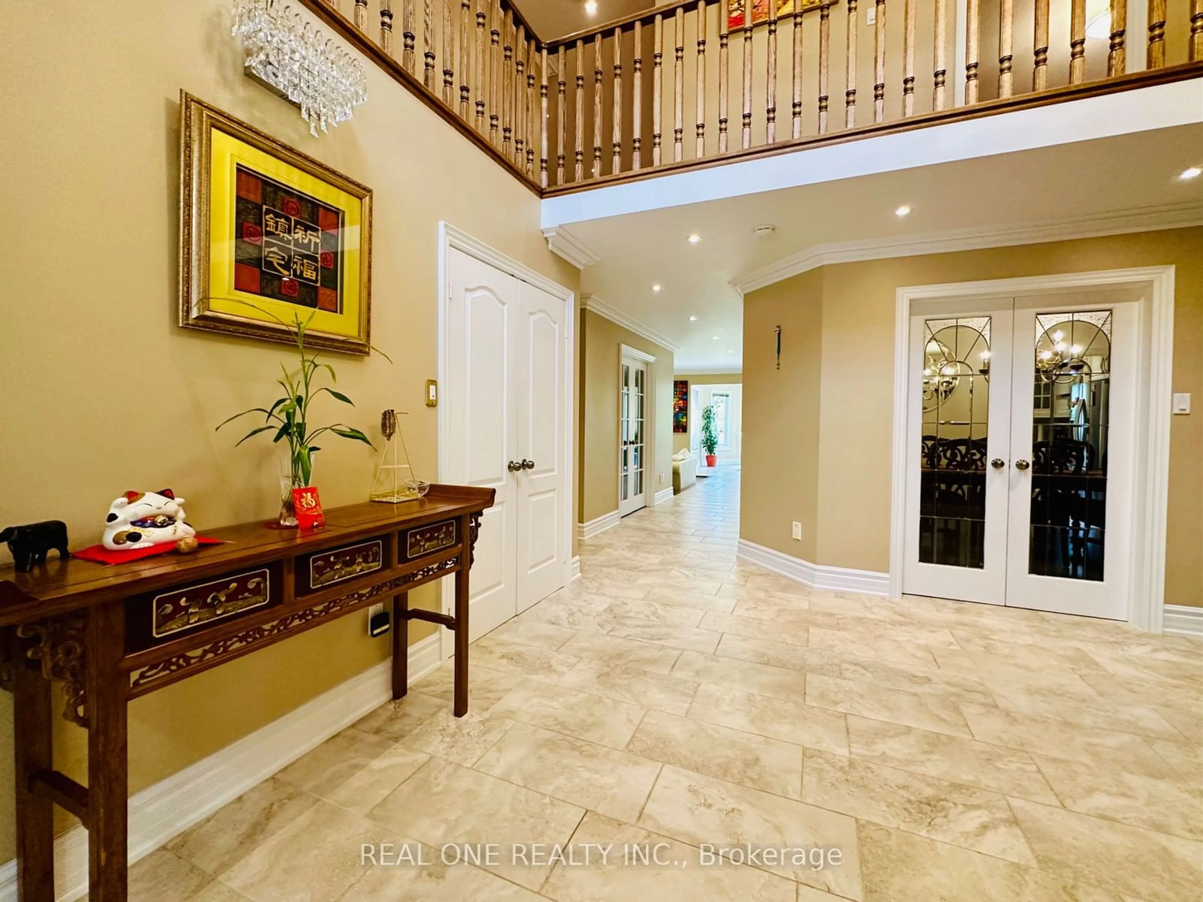 Indoor foyer for 18 Henricks Cres, Richmond Hill Ontario L4B 3W4