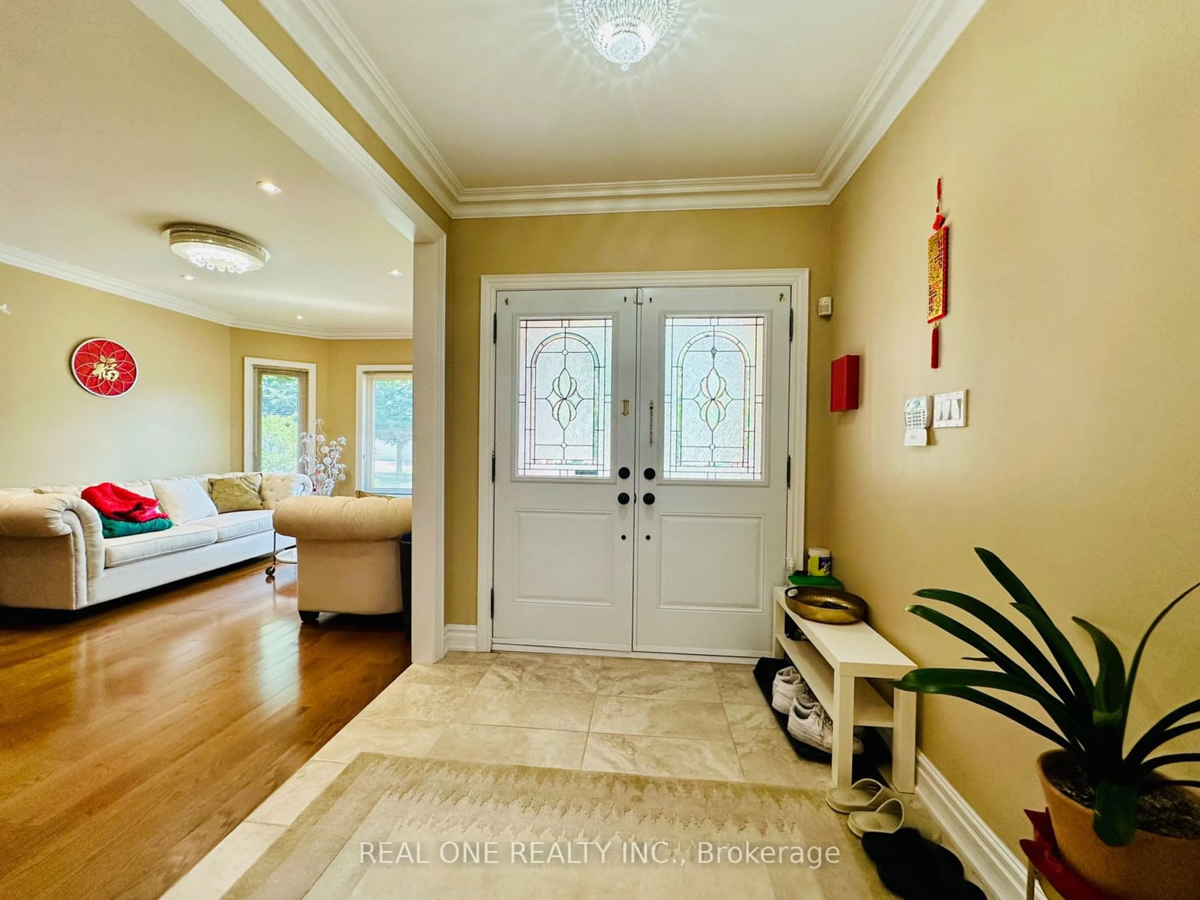 Indoor entryway for 18 Henricks Cres, Richmond Hill Ontario L4B 3W4