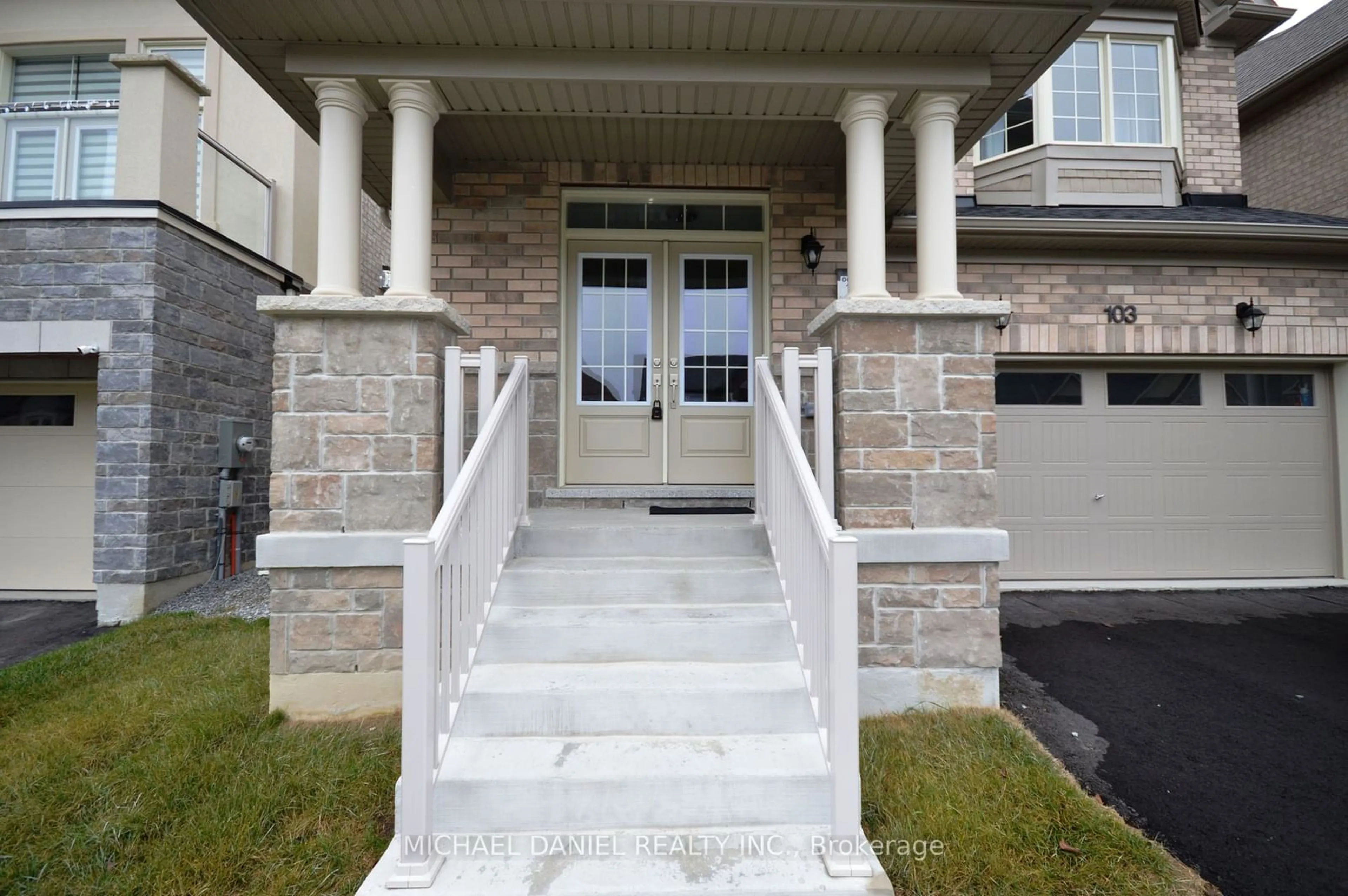 Indoor entryway for 103 Carriage Shop Bend, East Gwillimbury Ontario N1T 0G6