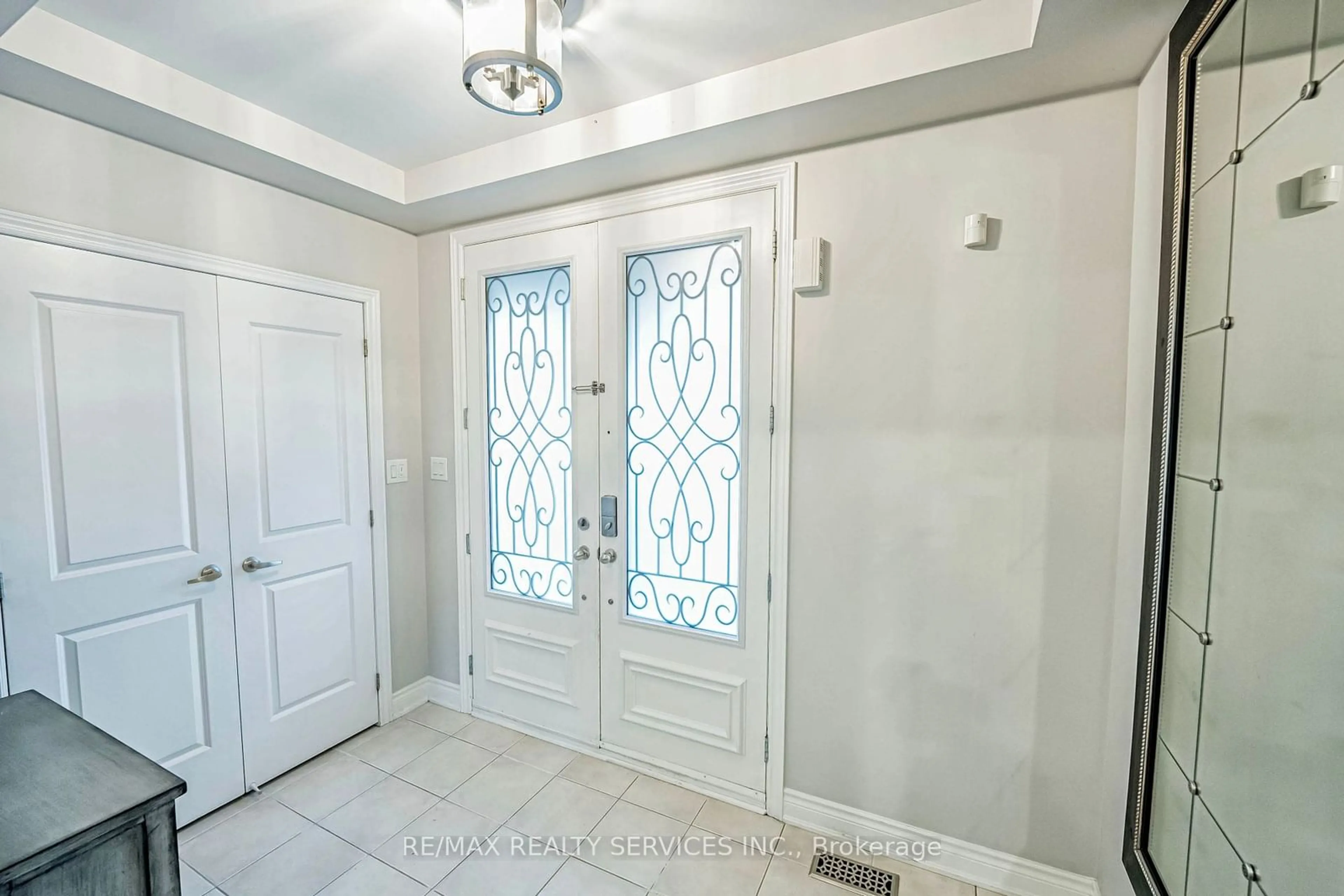 Indoor entryway for 47 Stanton Ave, Vaughan Ontario L4H 0V5