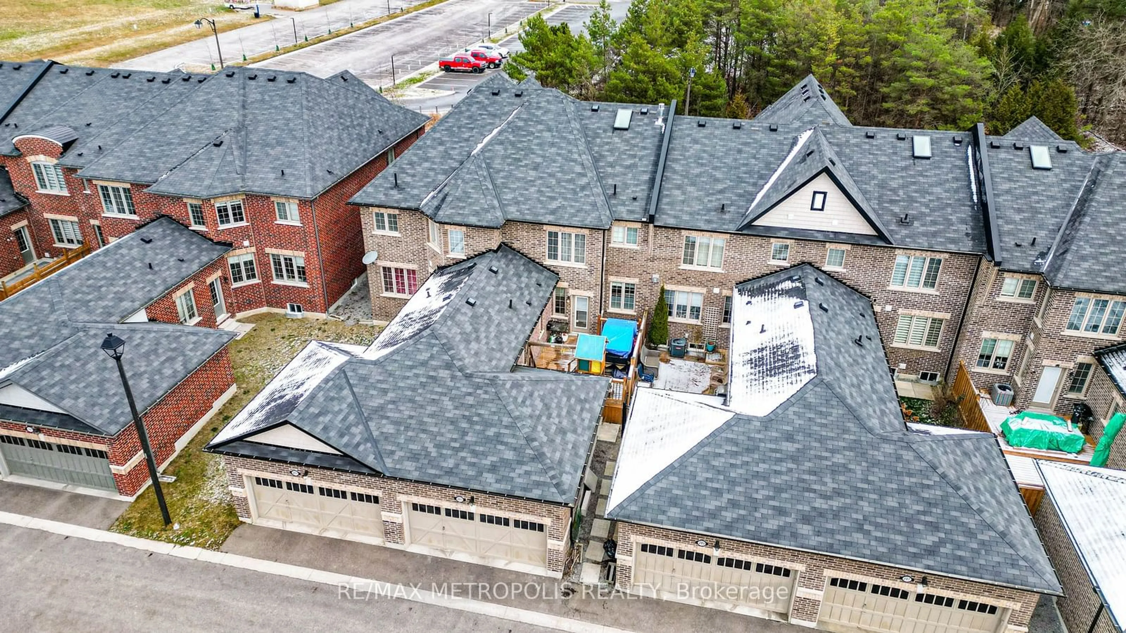 A pic from outside/outdoor area/front of a property/back of a property/a pic from drone, unknown for 203 Beechborough Cres, East Gwillimbury Ontario L9N 0L6