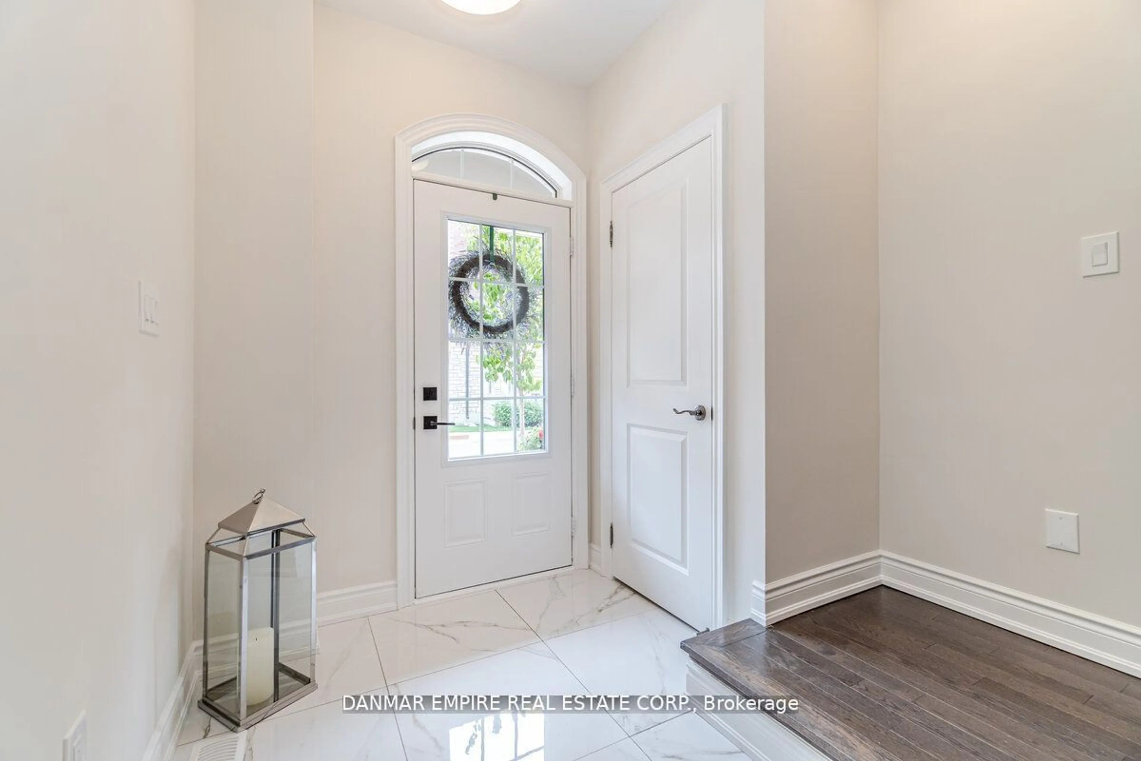 Indoor entryway for 46 Ingleside St, Vaughan Ontario L4L 0H9