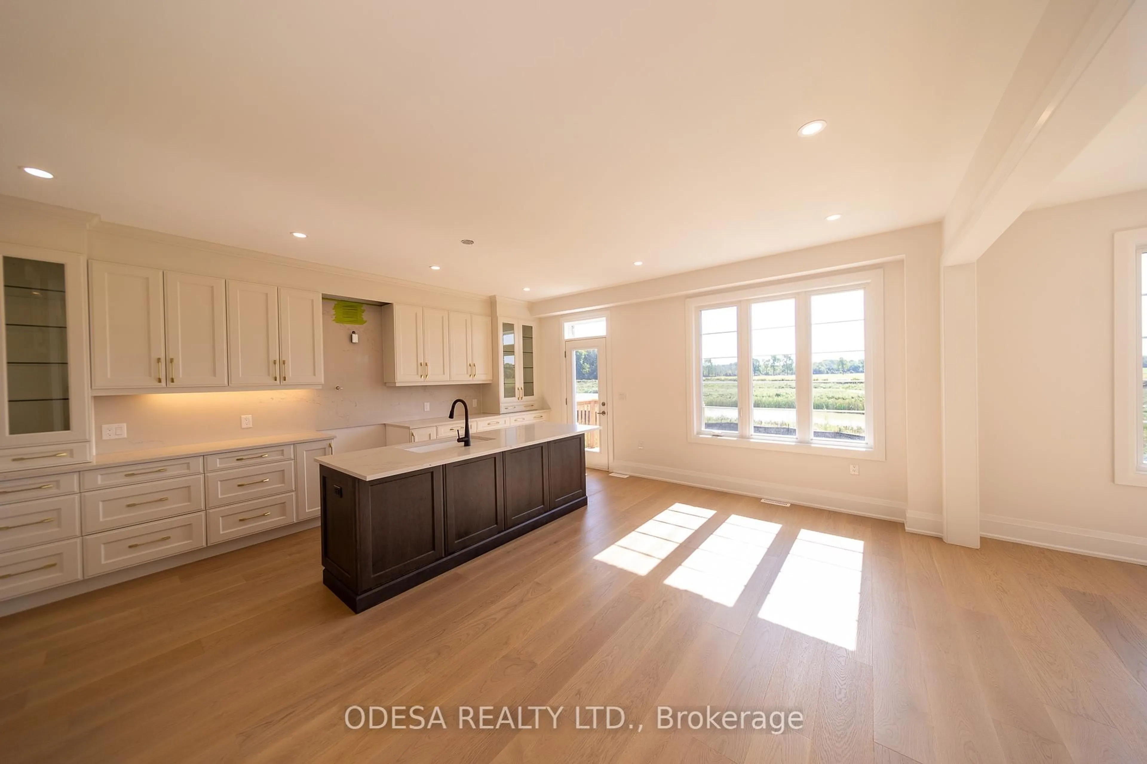 Open concept kitchen, unknown for 35 Big Canoe Dr, Georgina Ontario L0E 1R0