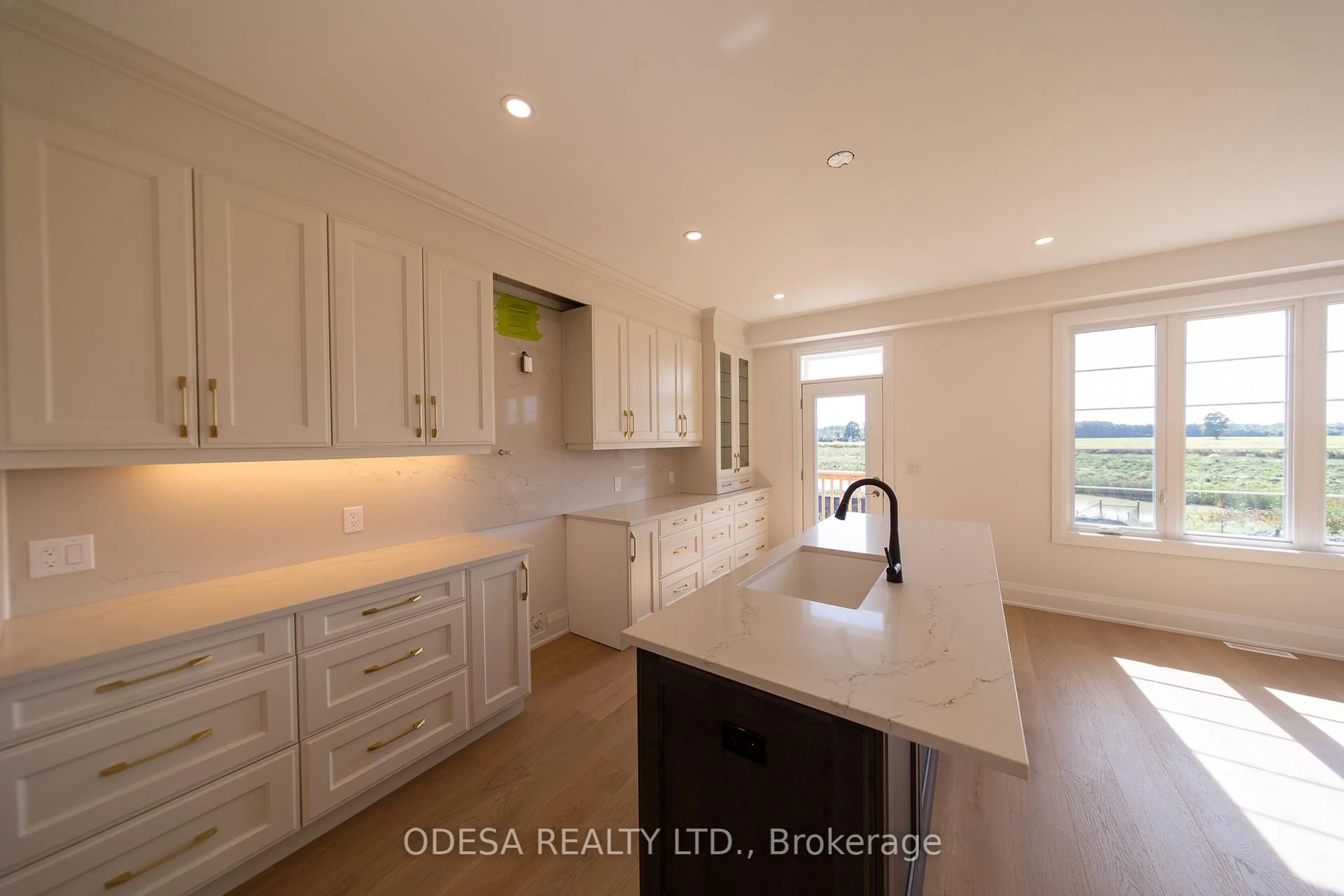Open concept kitchen, ceramic/tile floor for 35 Big Canoe Dr, Georgina Ontario L0E 1R0