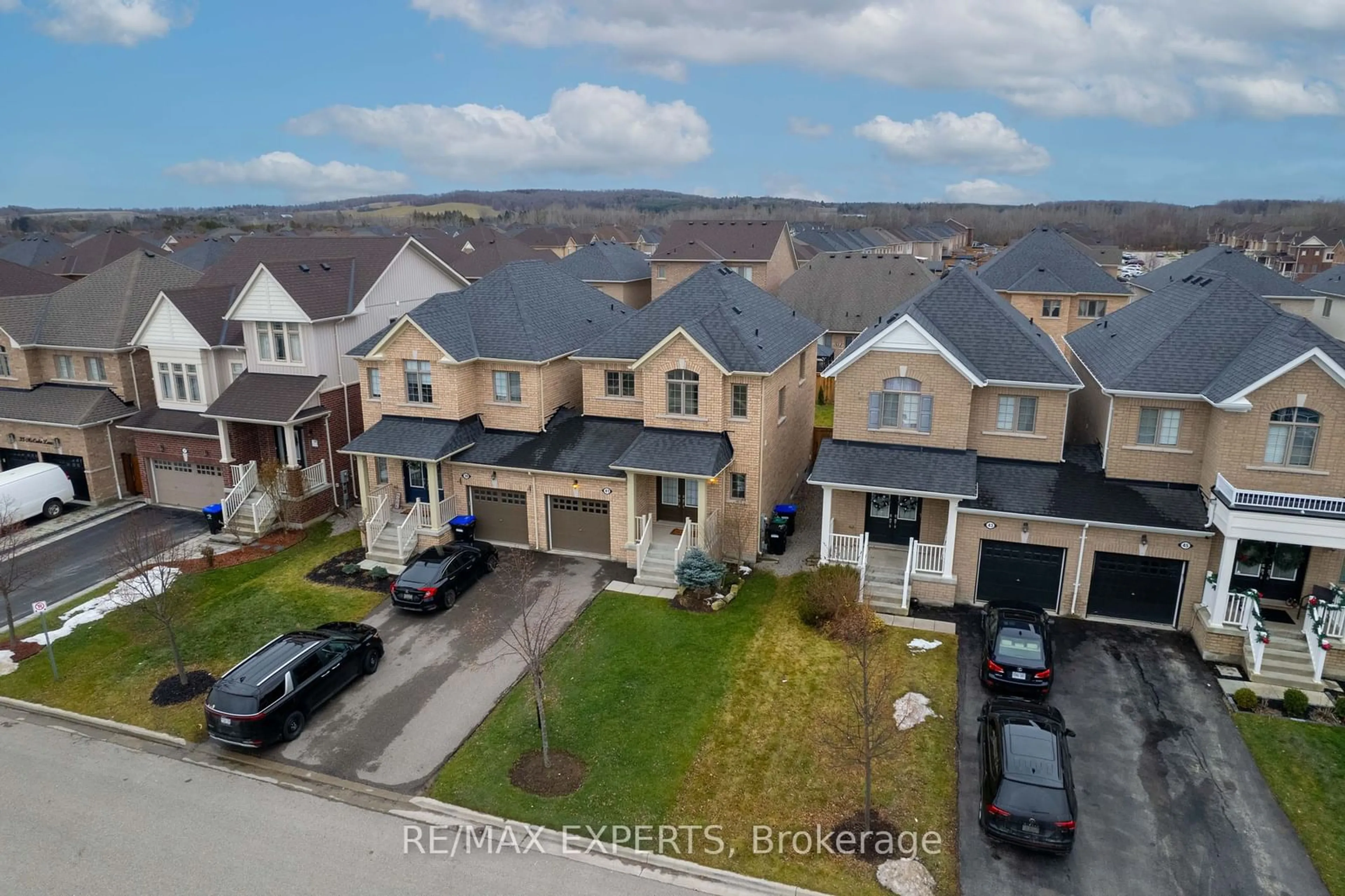 A pic from outside/outdoor area/front of a property/back of a property/a pic from drone, street for 41 McCabe Lane, New Tecumseth Ontario L0G 1W2