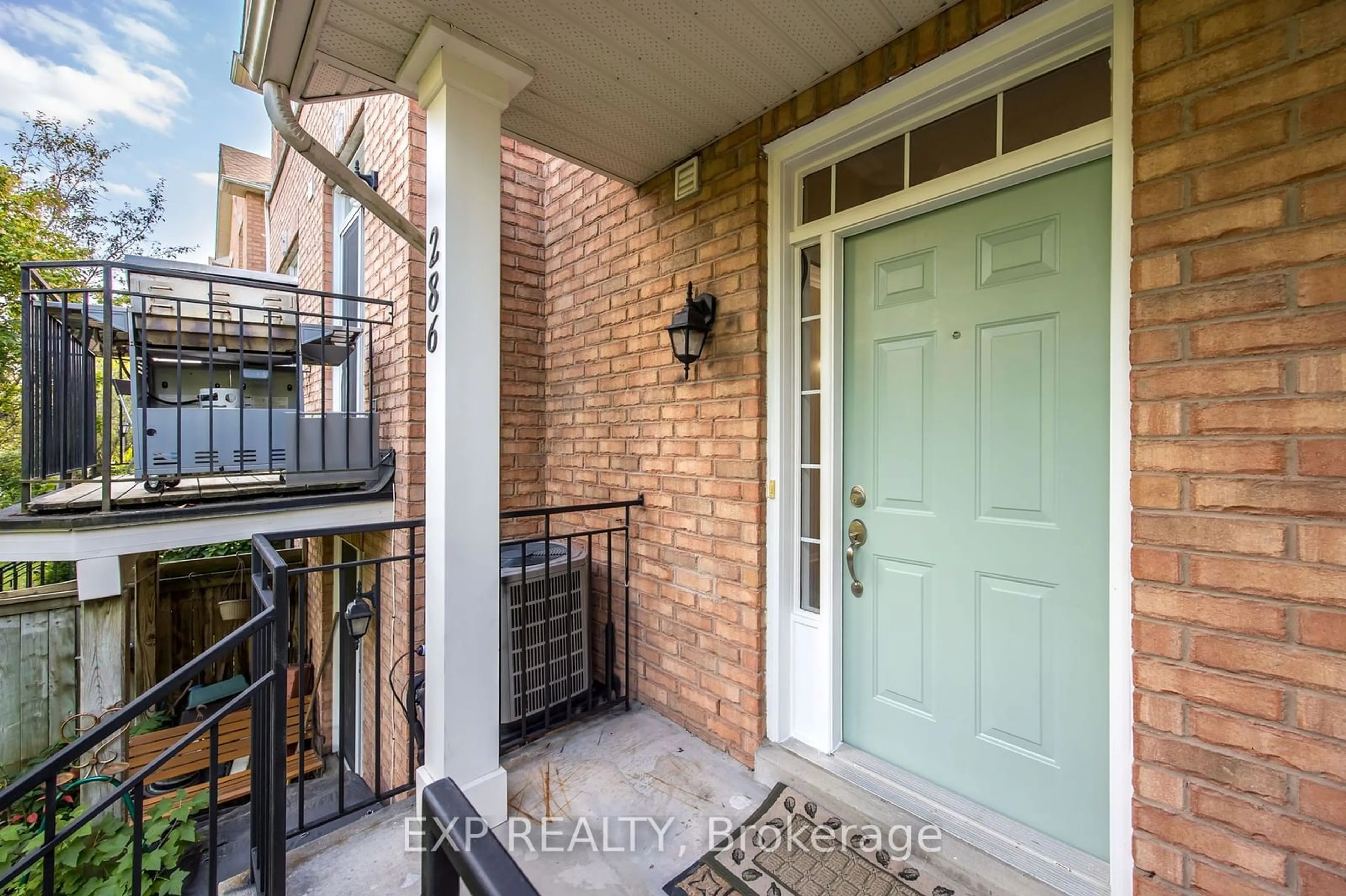 Indoor entryway for 23 Observatory Lane #286, Richmond Hill Ontario L4C 0M7