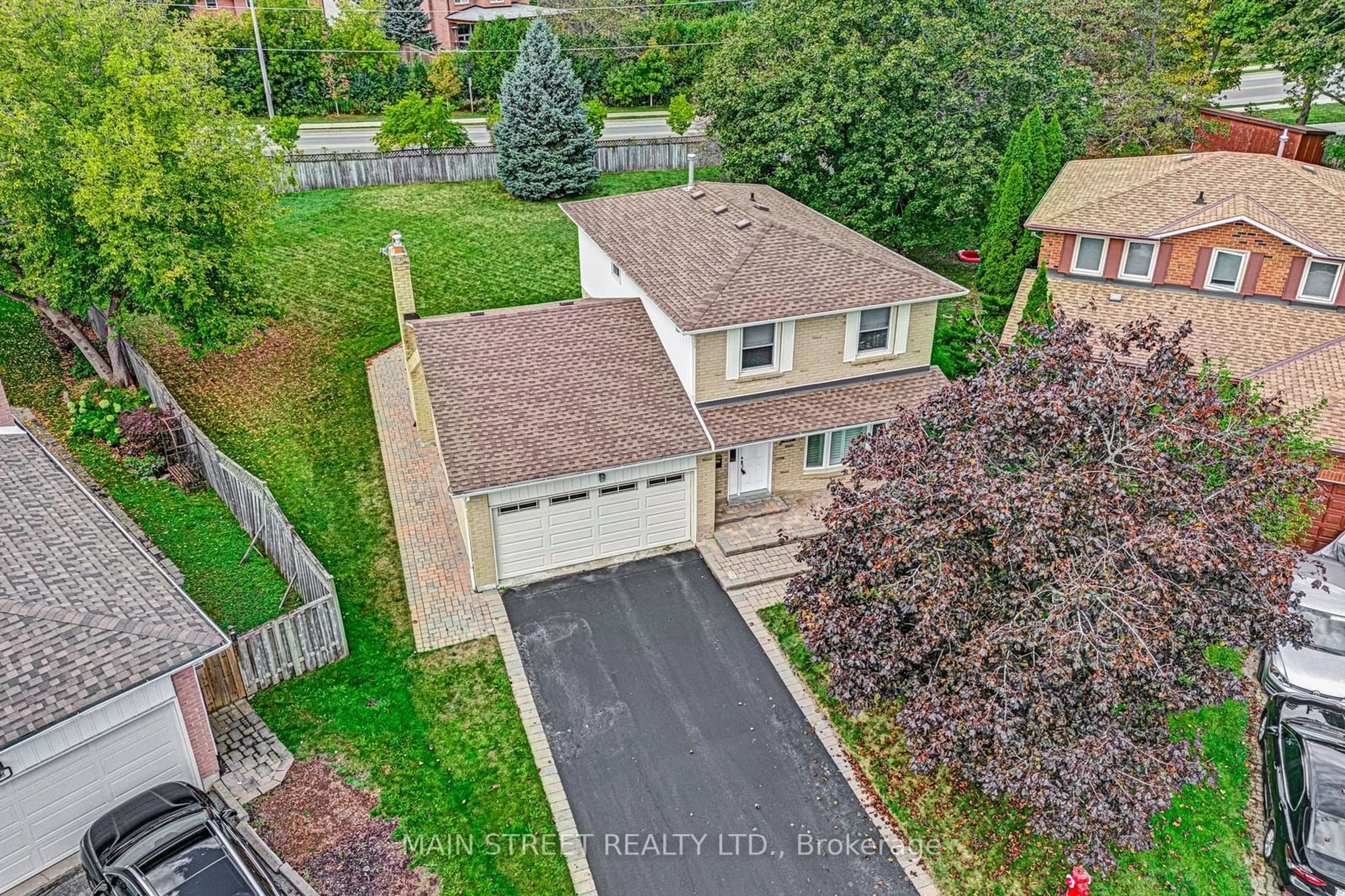 A pic from outside/outdoor area/front of a property/back of a property/a pic from drone, street for 655 Haines Rd, Newmarket Ontario L3Y 6V8