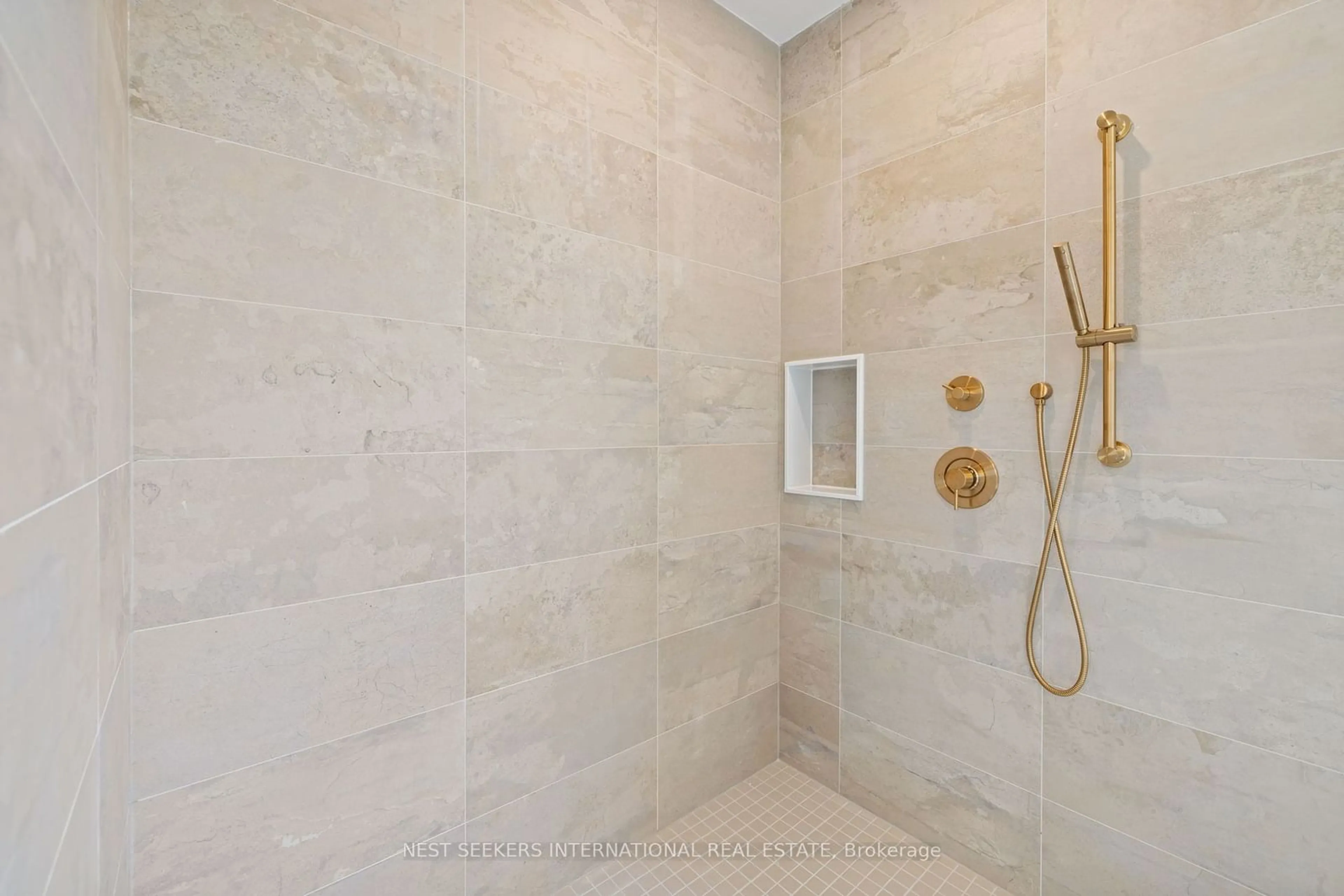 Contemporary bathroom, ceramic/tile floor for 18 Nick Deluca Crt, Vaughan Ontario L4L 1A6