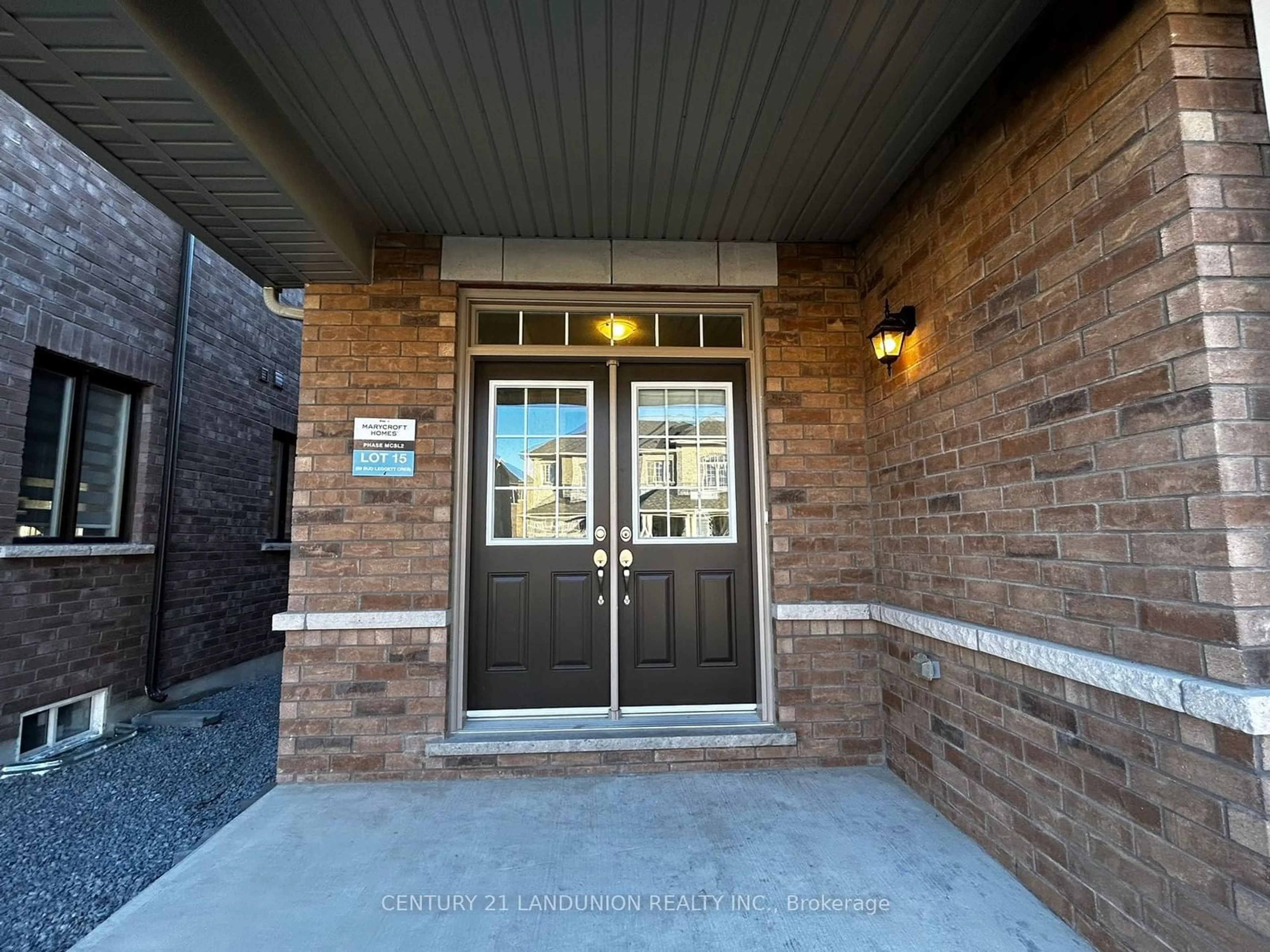 Indoor entryway for 69 Bud Leggett Cres, Georgina Ontario L4P 0T1