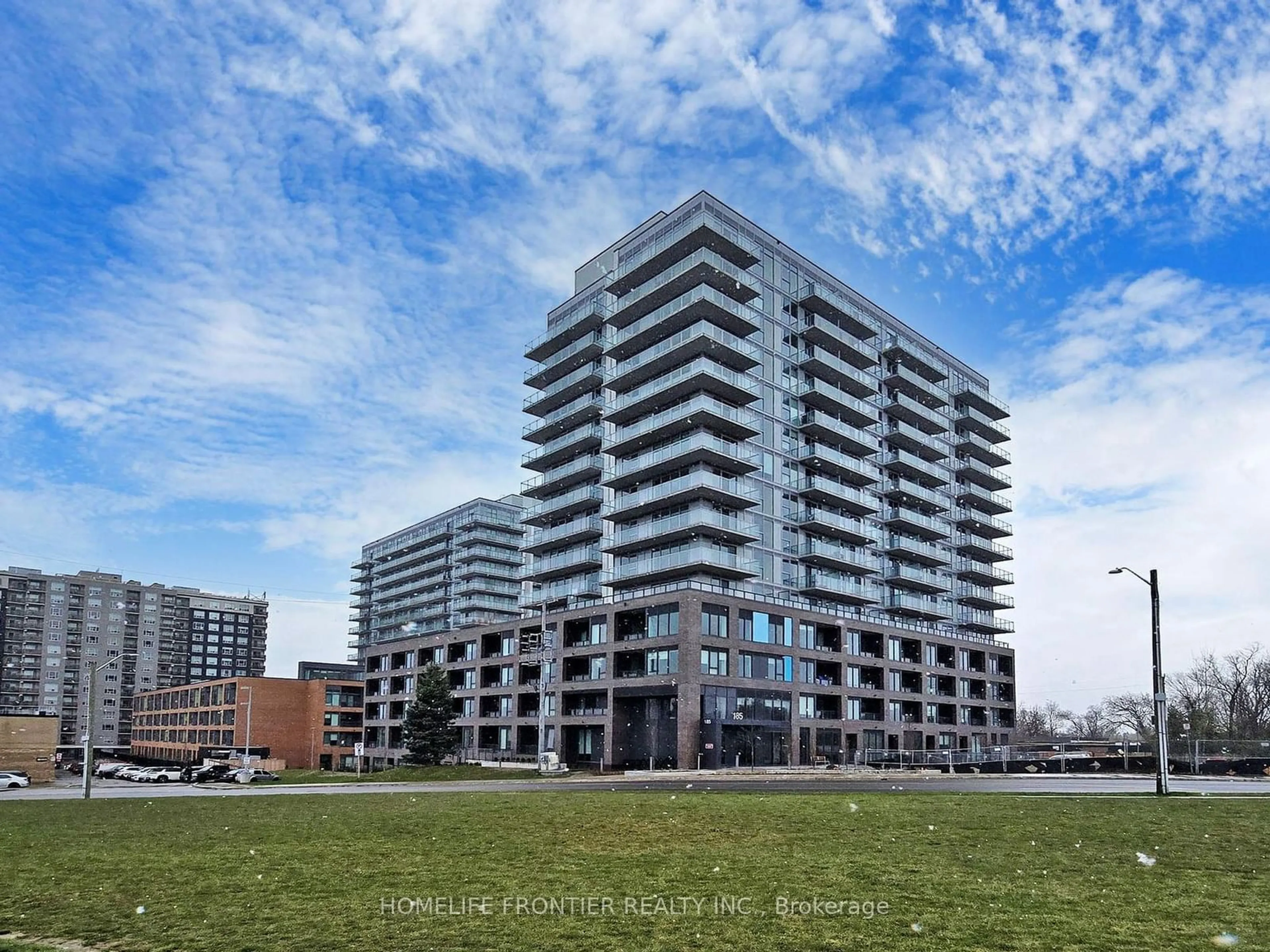 A pic from outside/outdoor area/front of a property/back of a property/a pic from drone, building for 185 Deerfield Rd #420, Newmarket Ontario L2Y 0G7