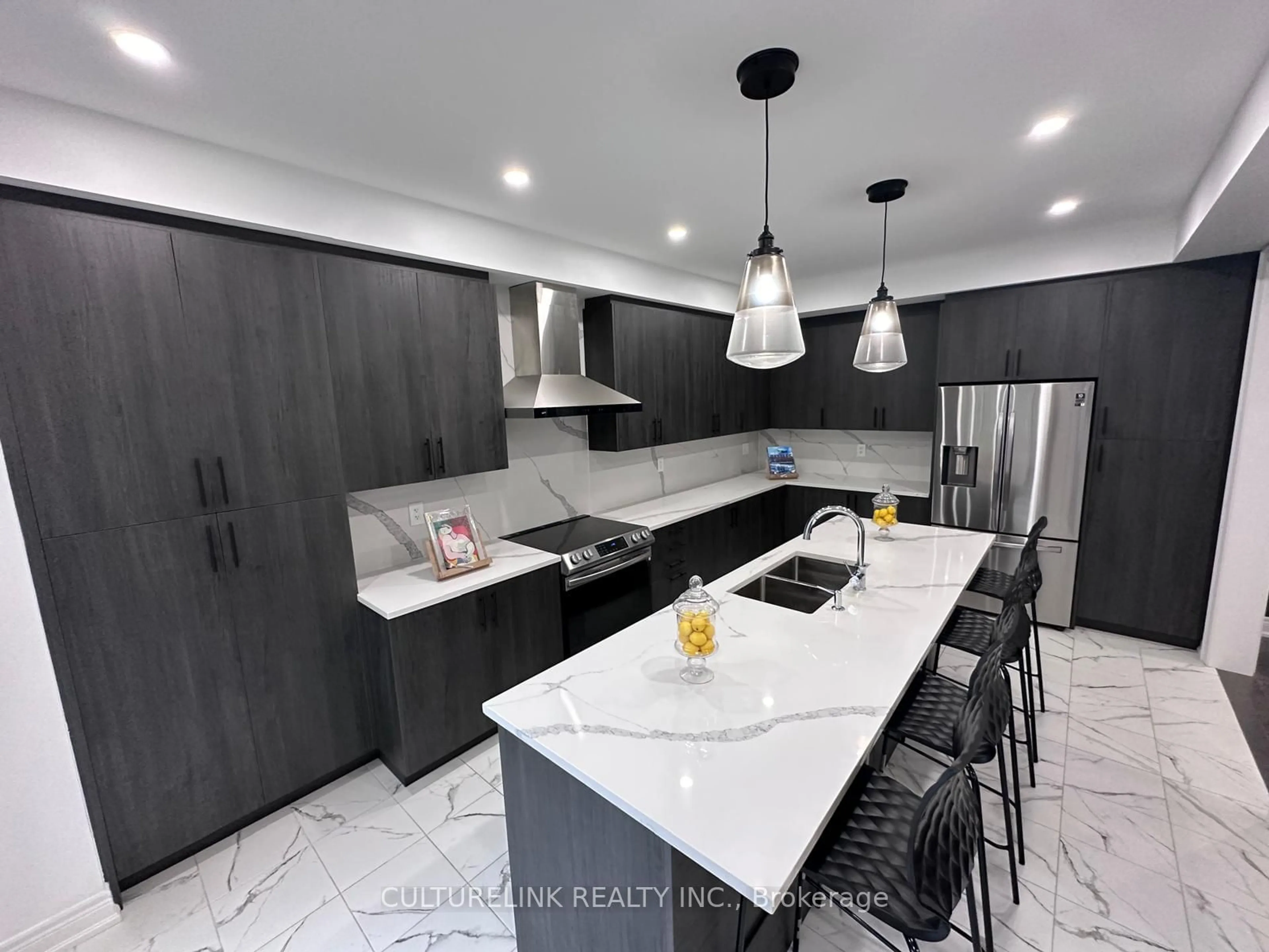 Contemporary kitchen, ceramic/tile floor for 65 Murray Leonard Lane, East Gwillimbury Ontario L9N 0Z5