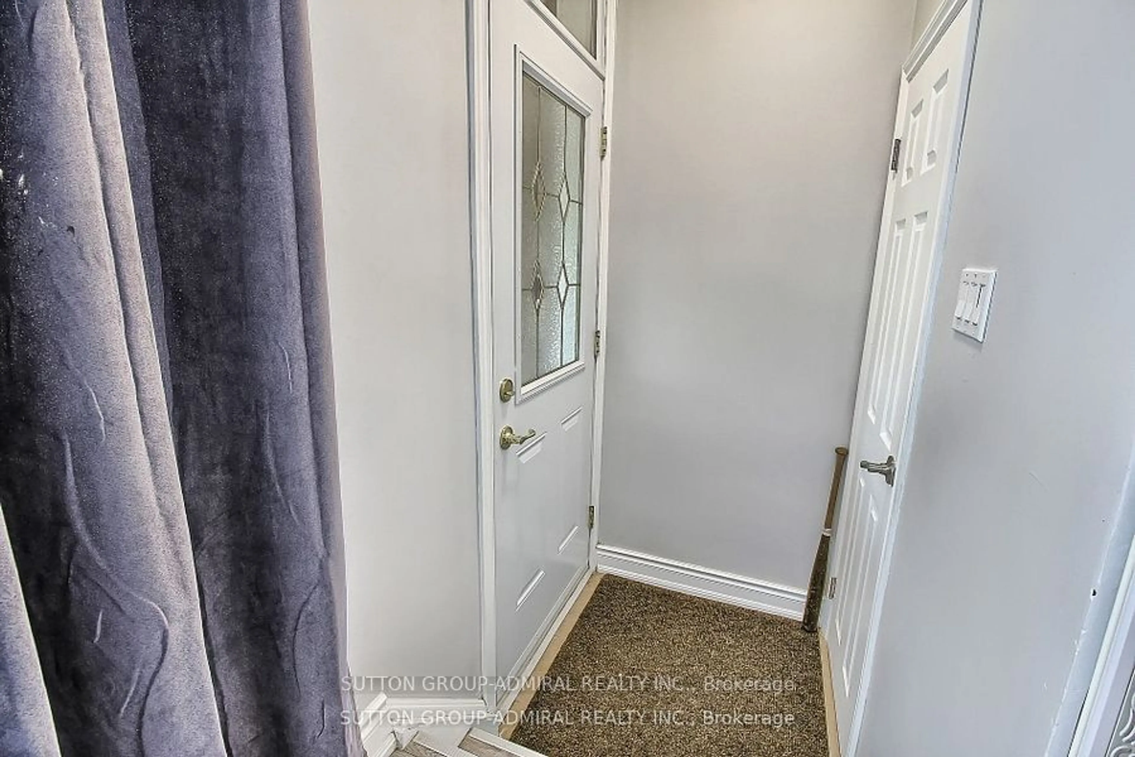 Indoor entryway for 211 Axminster Dr, Richmond Hill Ontario L4C 2W2