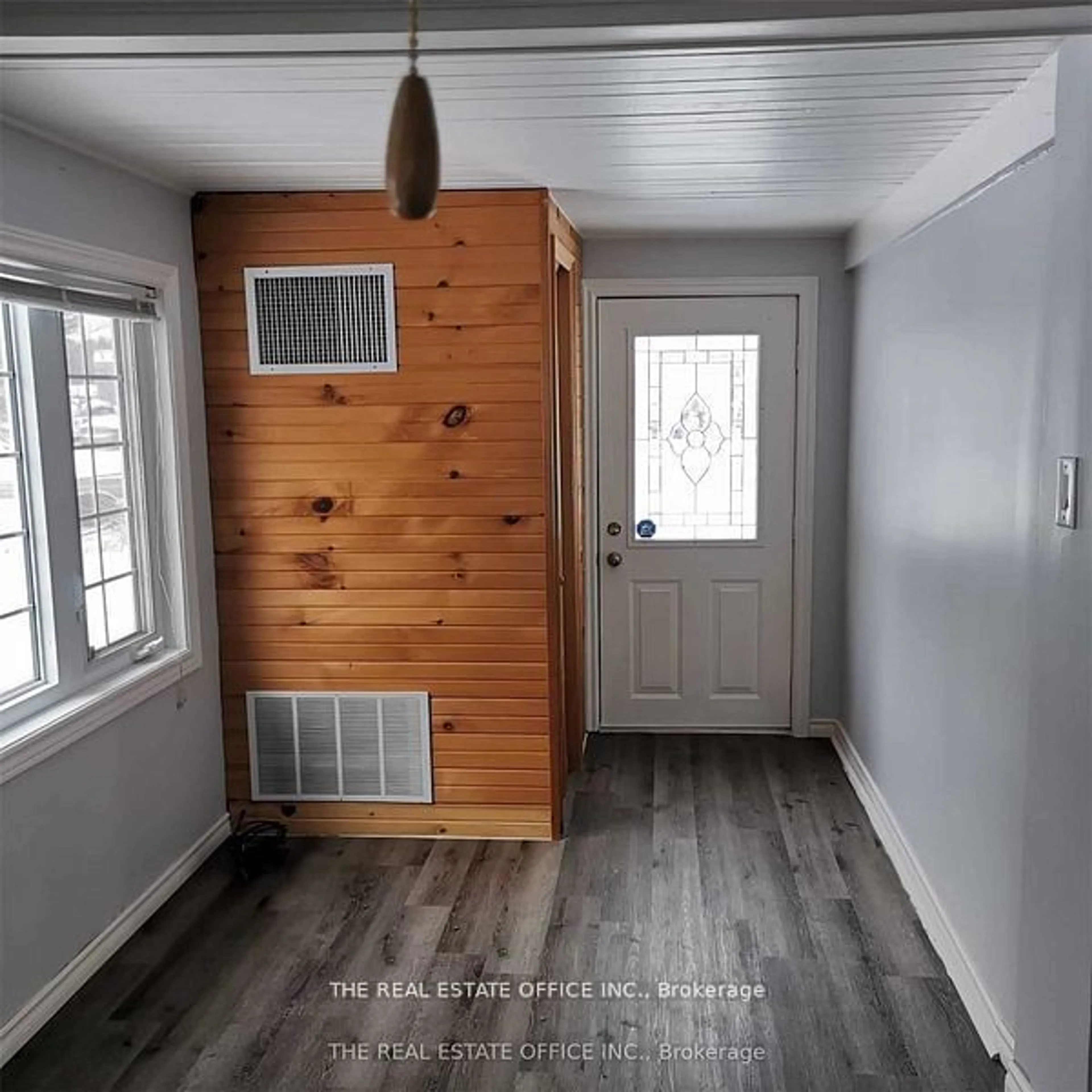 Indoor entryway for 1274 Killarney Beach Rd, Innisfil Ontario L0L 1W0