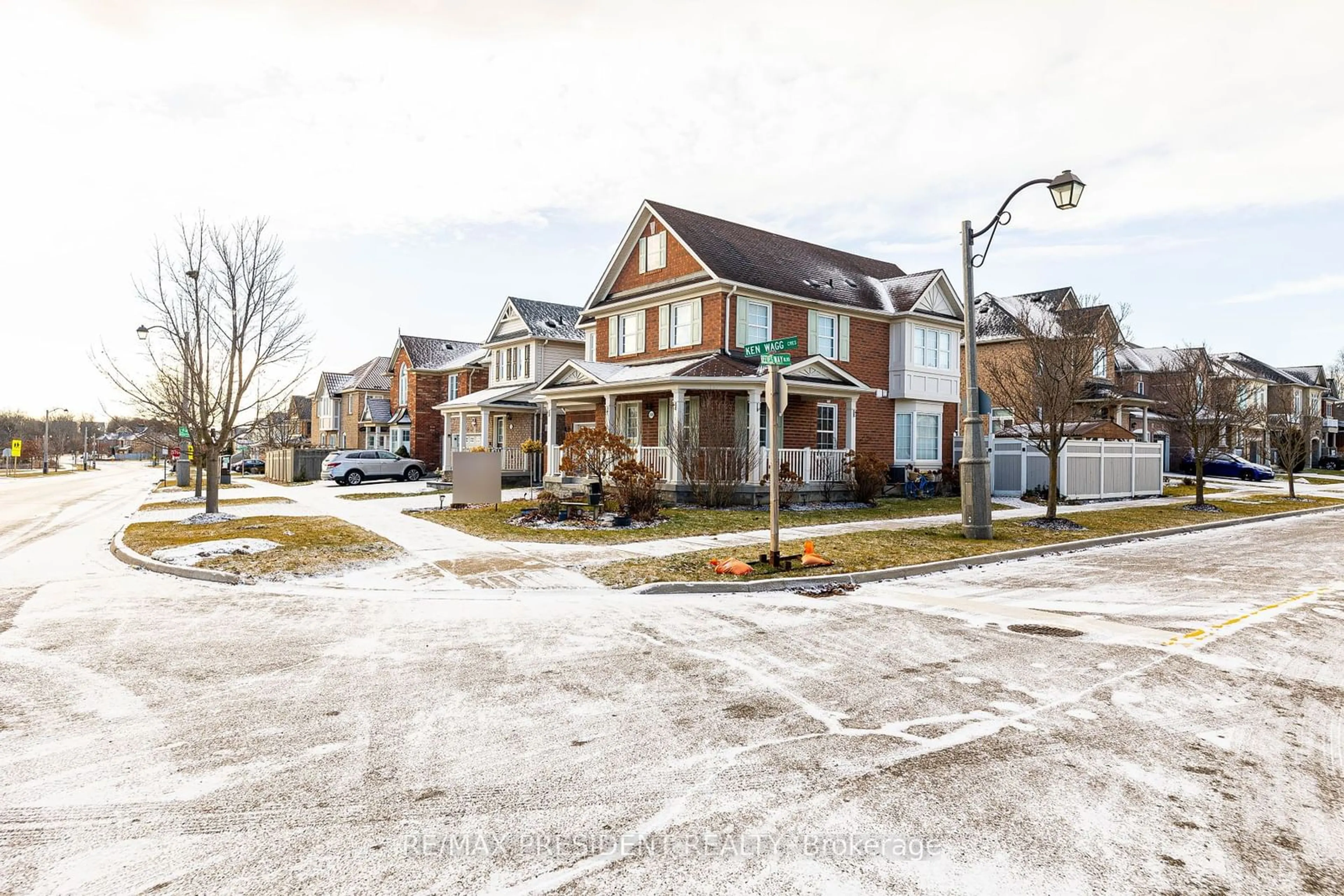 A pic from outside/outdoor area/front of a property/back of a property/a pic from drone, street for 68 Reeves Way Blvd, Whitchurch-Stouffville Ontario L4A 0J8