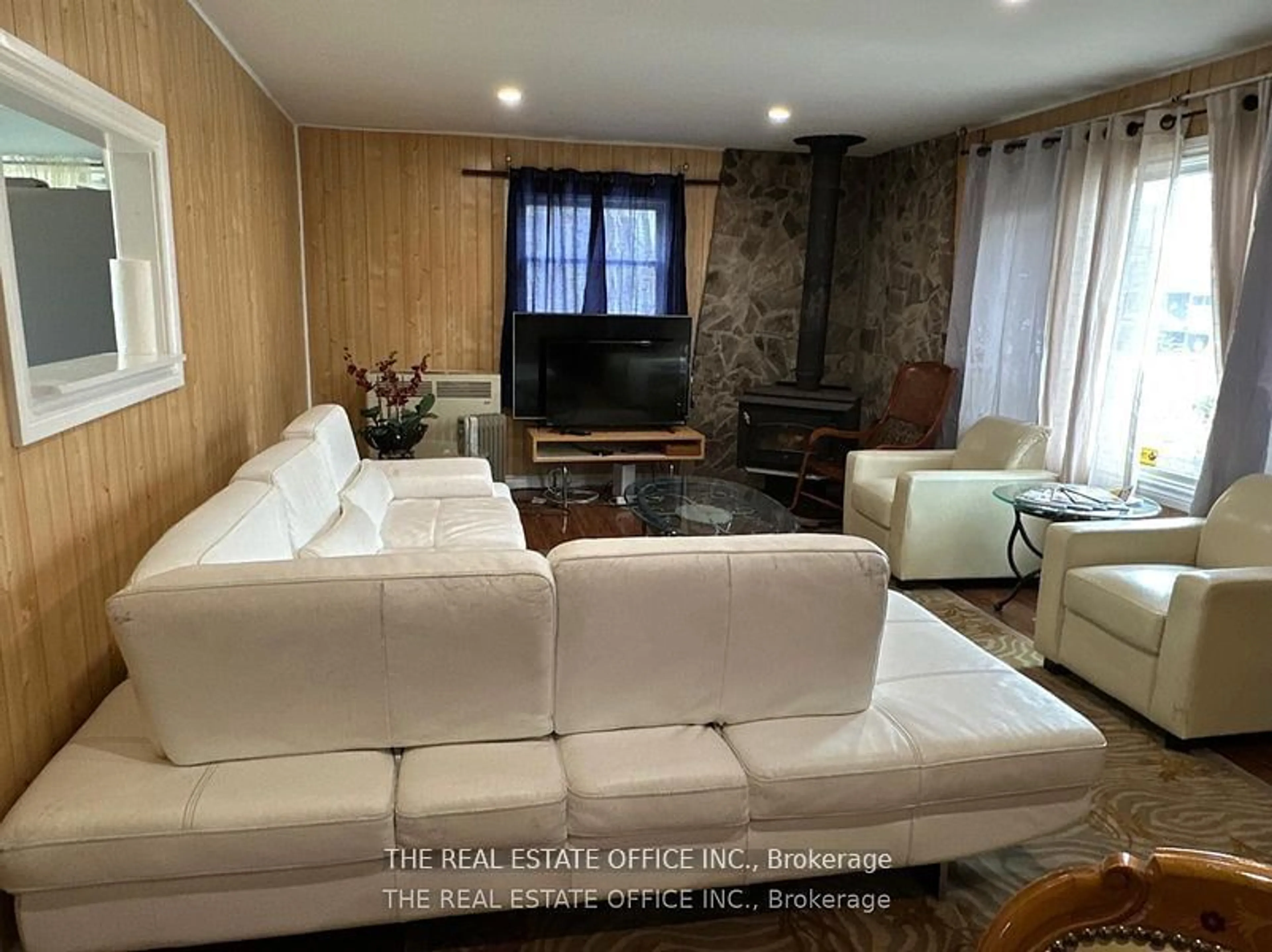 Living room with furniture, unknown for 393 Adeline Dr, Georgina Ontario L4P 3C4