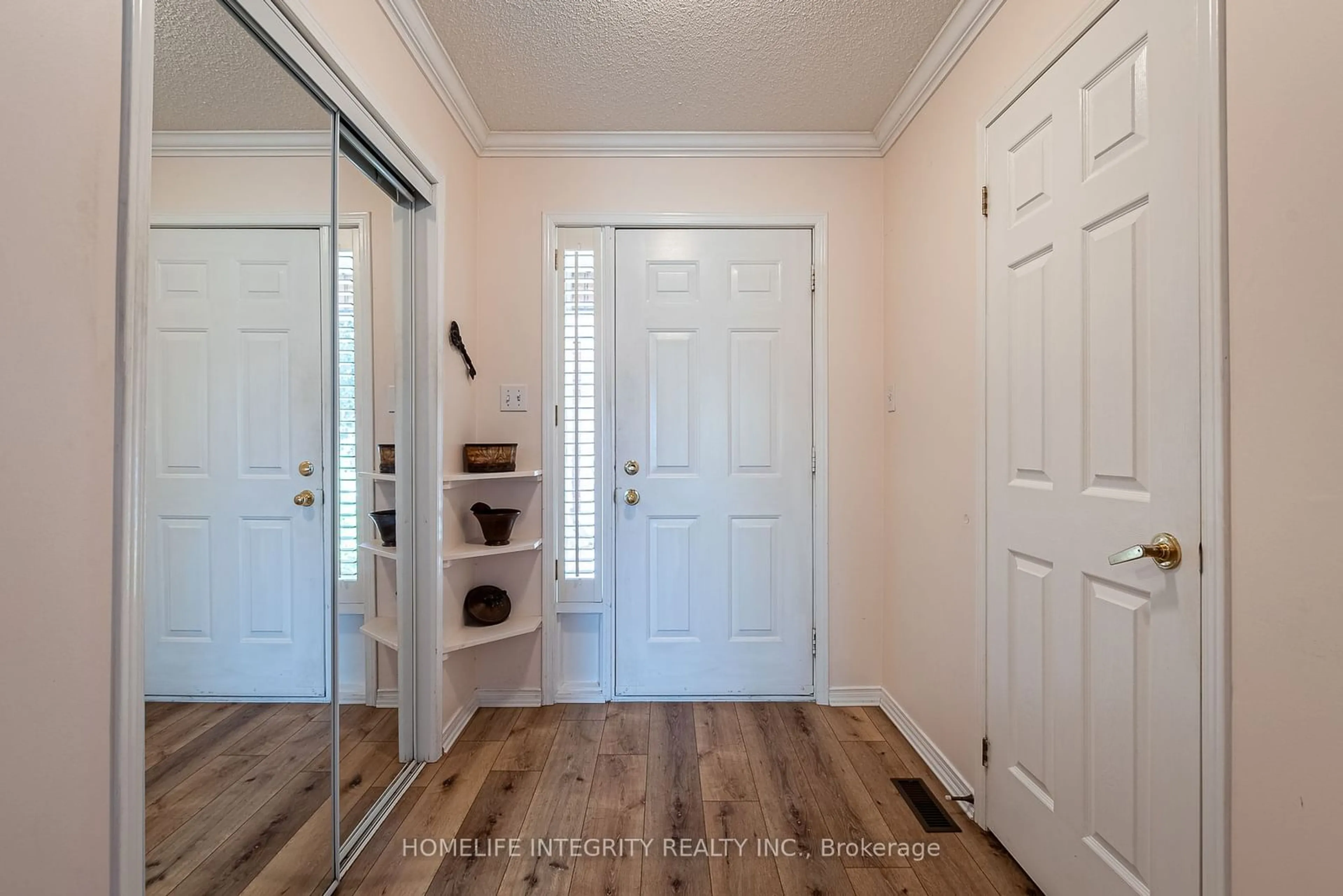 Indoor entryway for 204 Greenbriar Rd, New Tecumseth Ontario L9R 1Y1