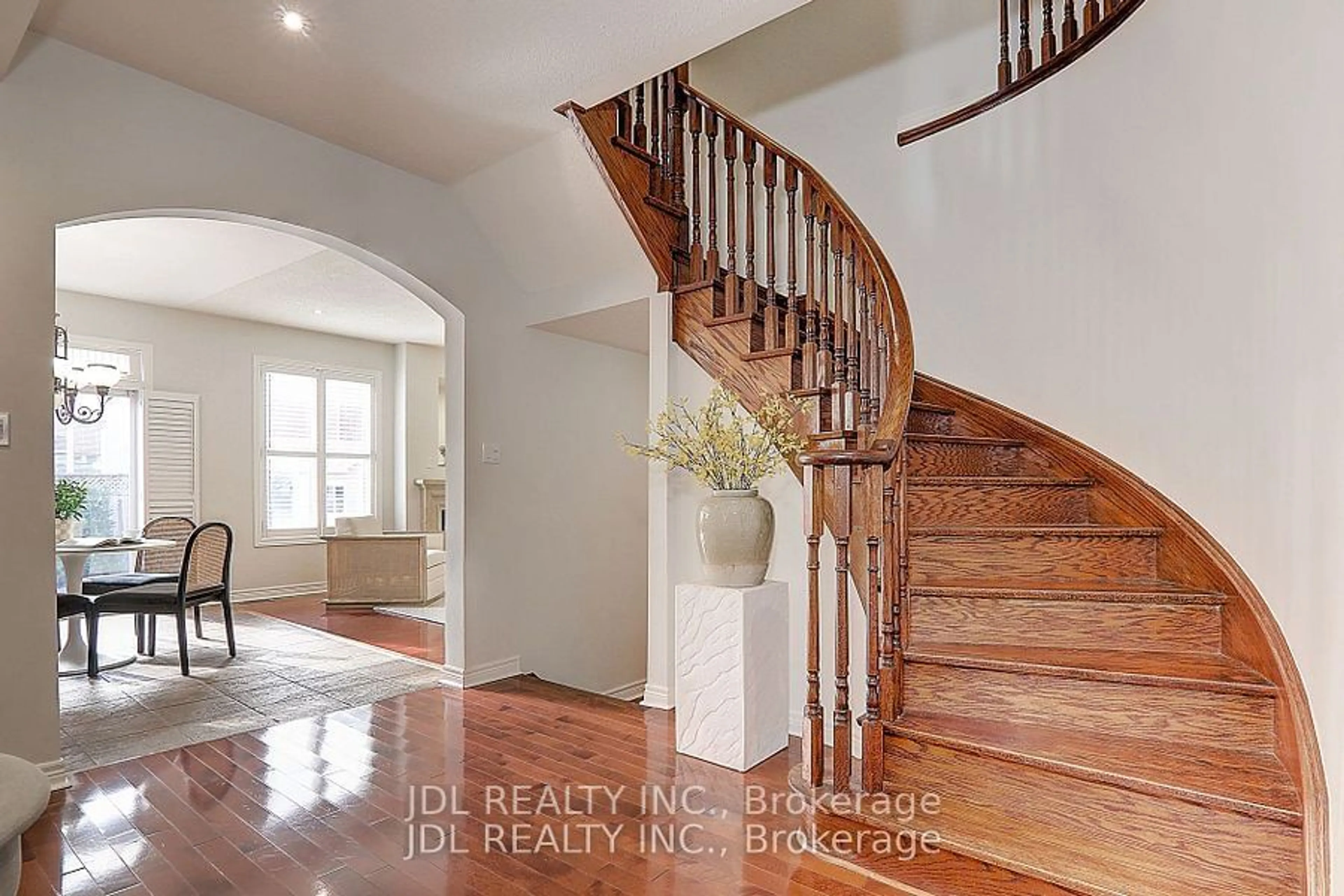 Indoor entryway for 37 Armando Dr, Markham Ontario L6E 2G8