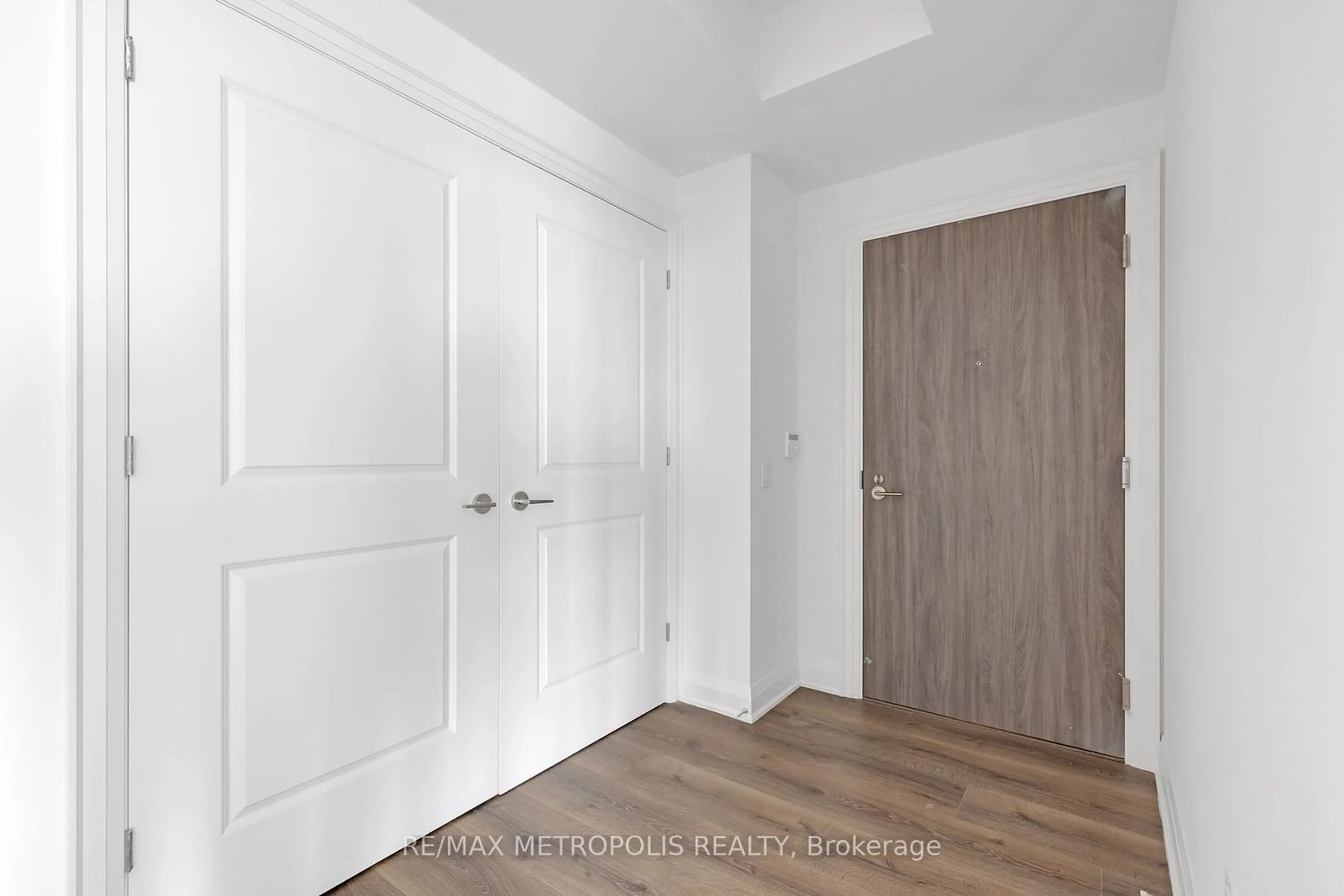 Indoor entryway for 20 Gatineau Dr #1602E, Vaughan Ontario L4J 0L3