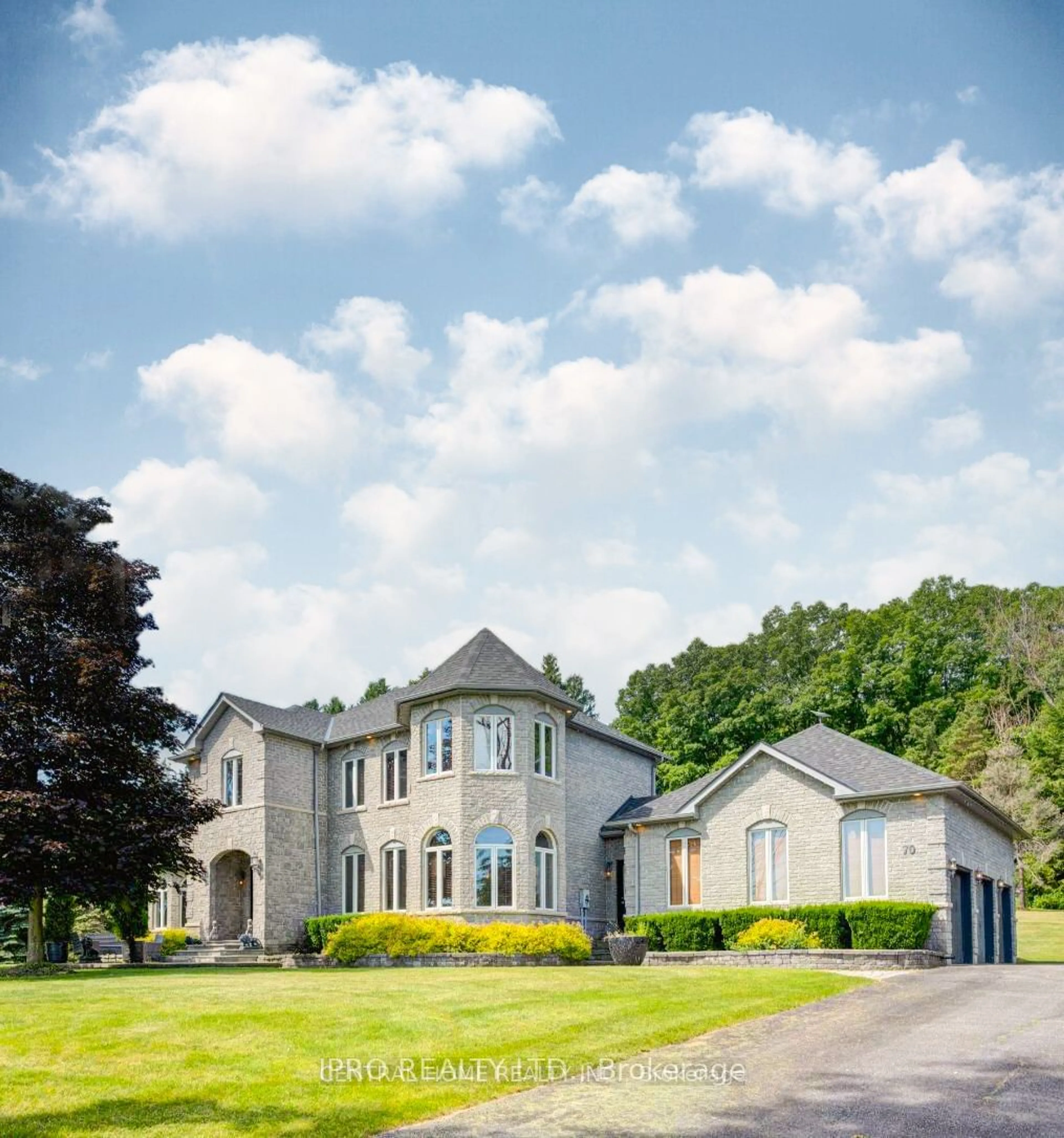 A pic from outside/outdoor area/front of a property/back of a property/a pic from drone, building for 70 Kilkenny Tr, Bradford West Gwillimbury Ontario L3Z 3C5