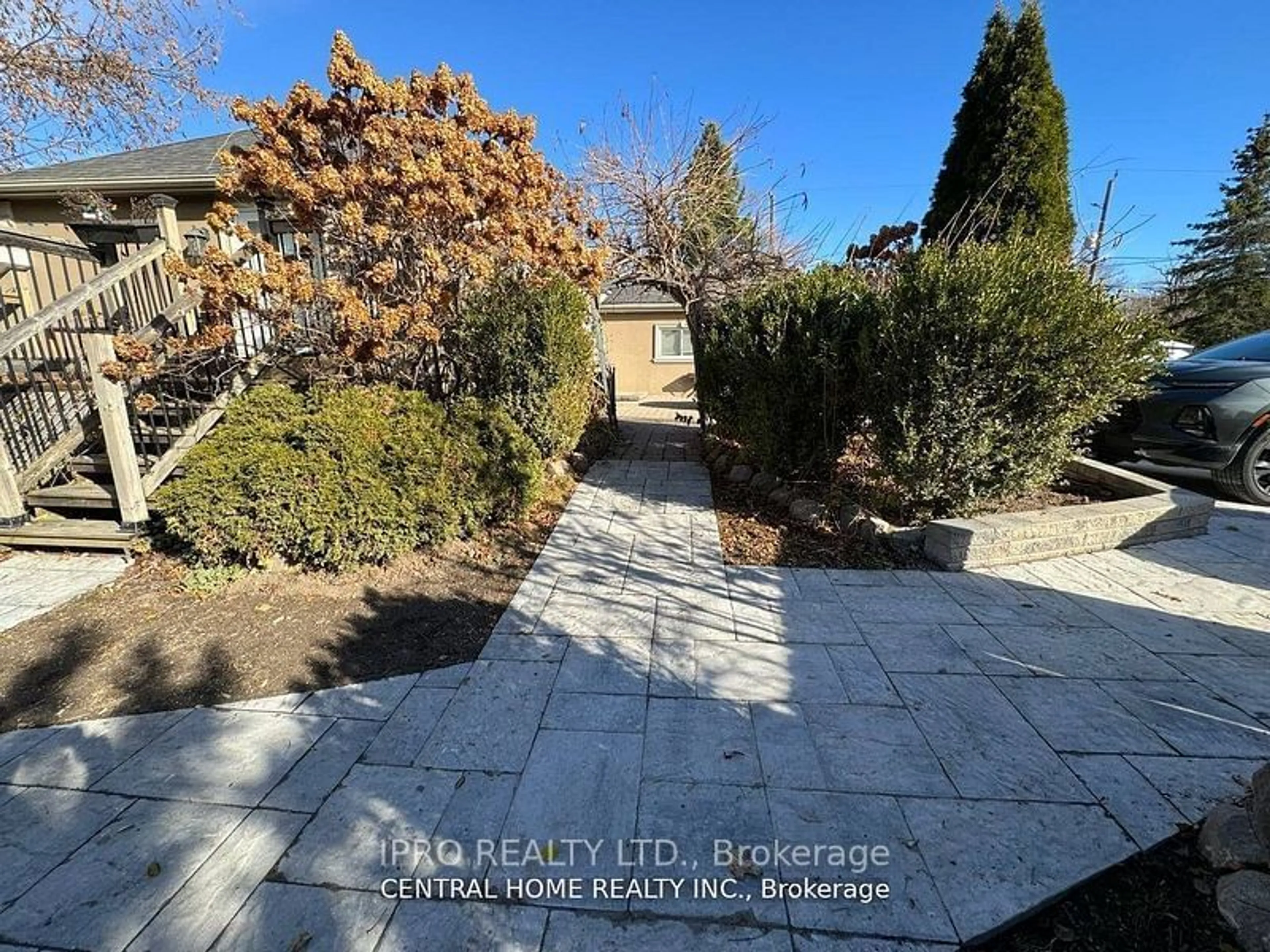 A pic from outside/outdoor area/front of a property/back of a property/a pic from drone, street for 2 Newman Ave, Richmond Hill Ontario L4E 3E4