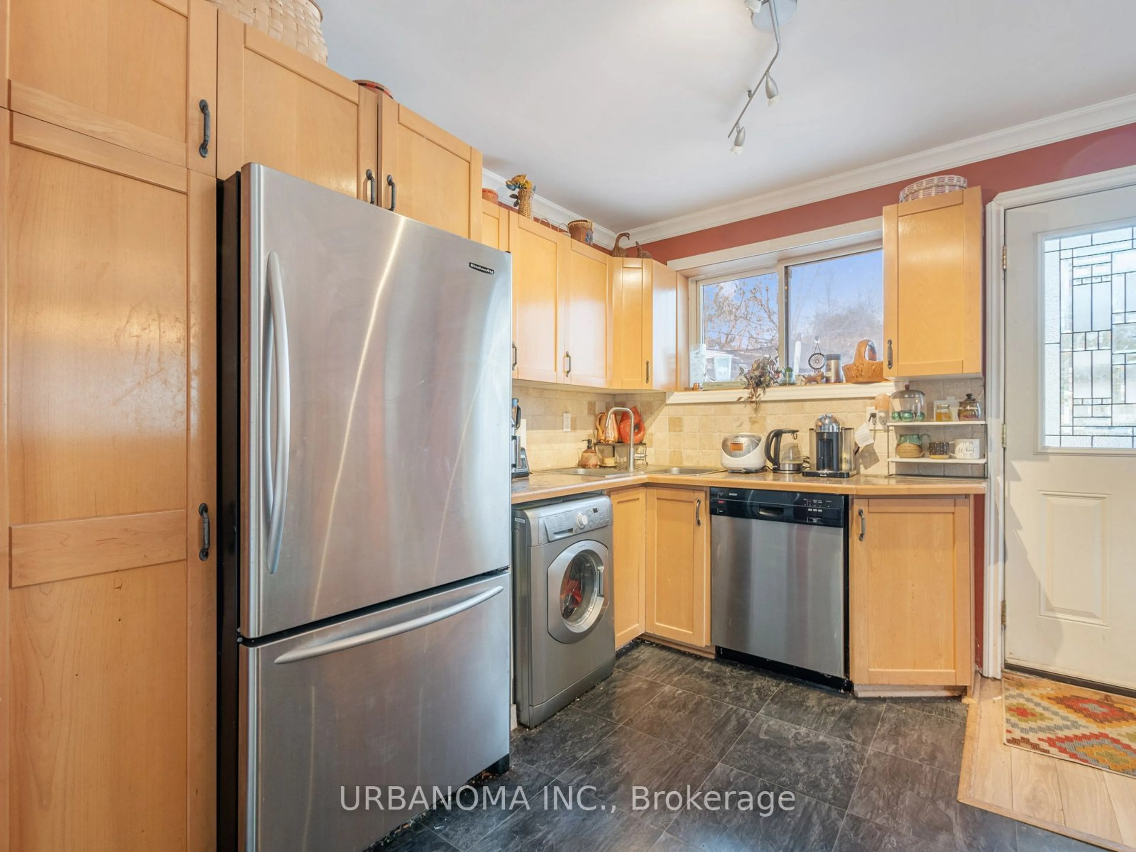 Kitchen with laundary machines, unknown for 25 Algonquin Cres, Aurora Ontario L4G 3E6