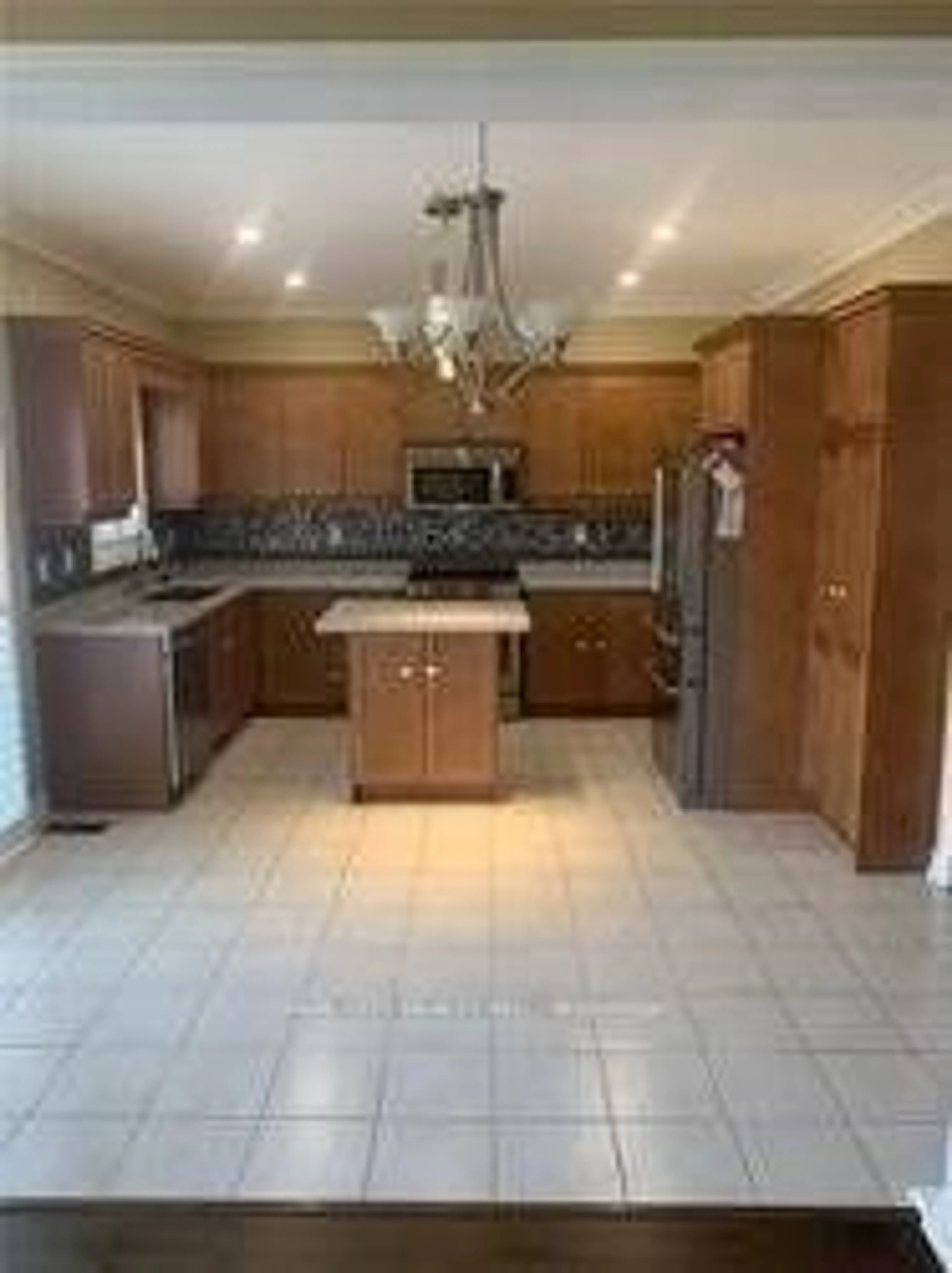 Open concept kitchen, ceramic/tile floor for 83 Estrella Cres, Richmond Hill Ontario L4E 0S3