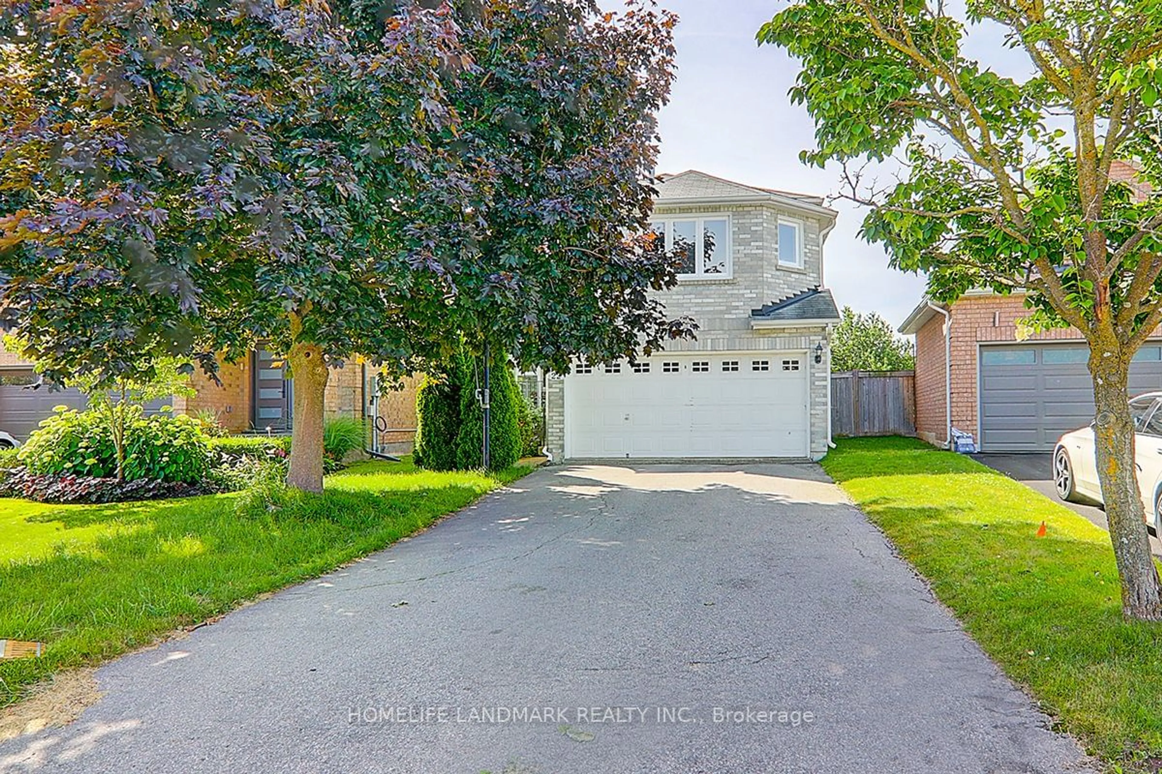 A pic from outside/outdoor area/front of a property/back of a property/a pic from drone, street for 22 Taos Crt, Richmond Hill Ontario L4C 0G5