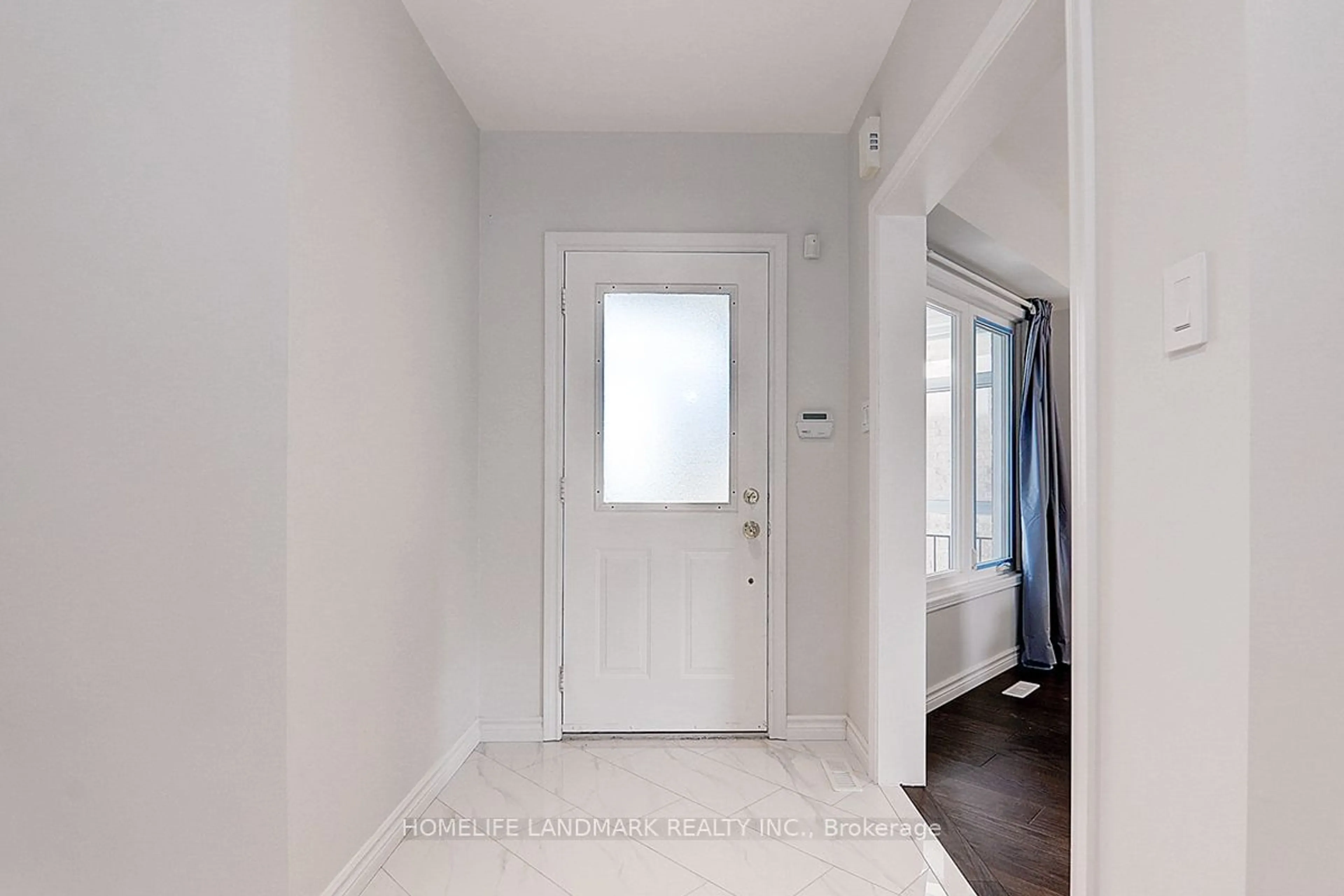 Indoor entryway for 22 Taos Crt, Richmond Hill Ontario L4C 0G5