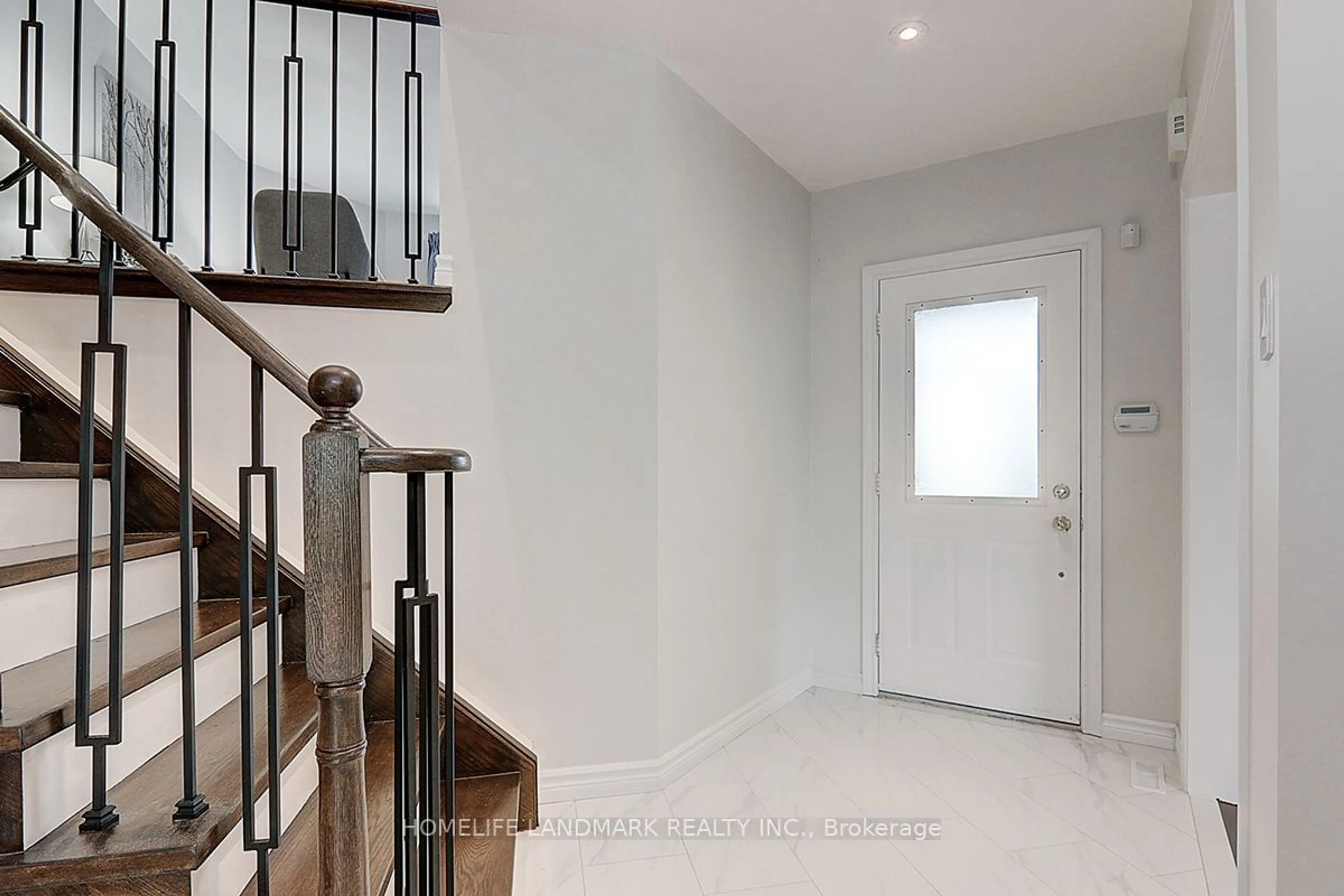 Indoor entryway for 22 Taos Crt, Richmond Hill Ontario L4C 0G5