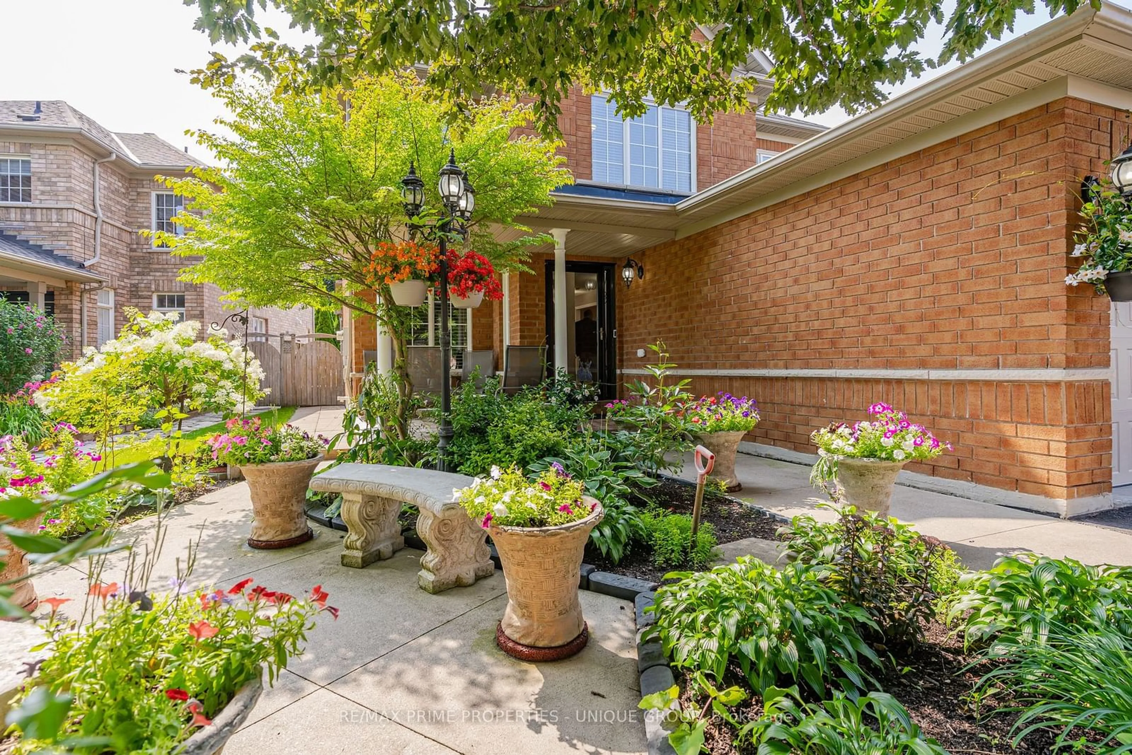 Patio, street for 7 Teversham Crt, Markham Ontario L3S 3X6