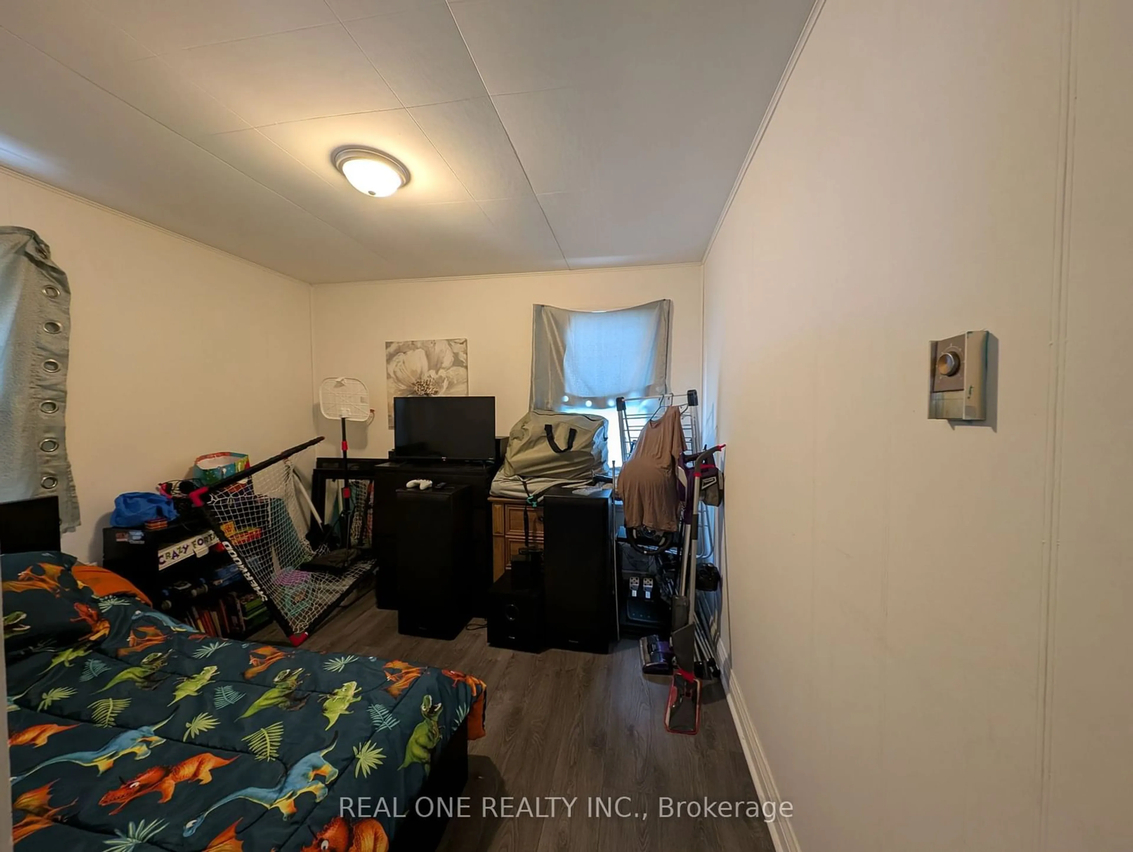 A pic of a room for 10 Queen St, Georgina Ontario L0E 1R0