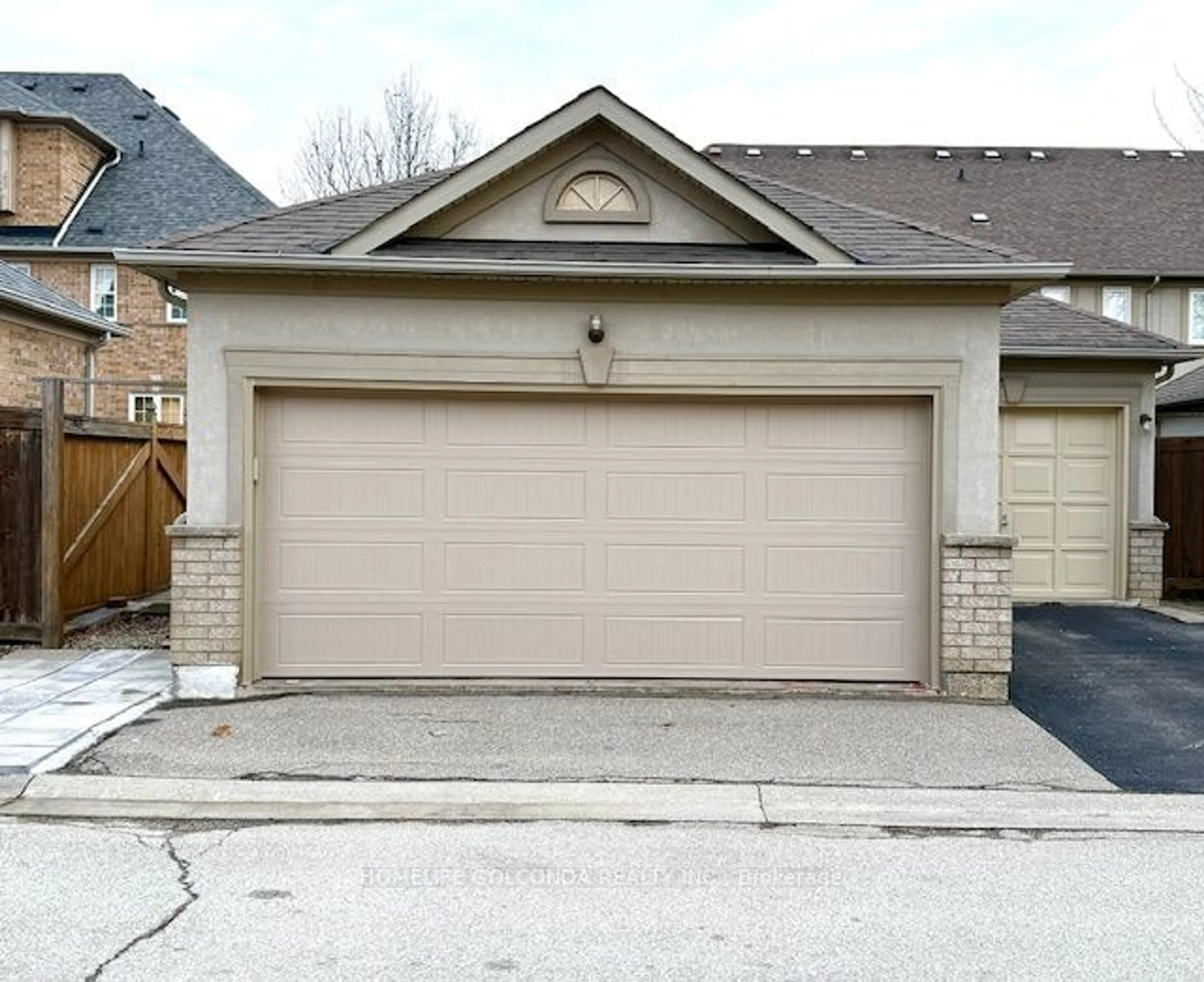 Indoor garage for 82 Ellesmere St, Richmond Hill Ontario L4B 4E3