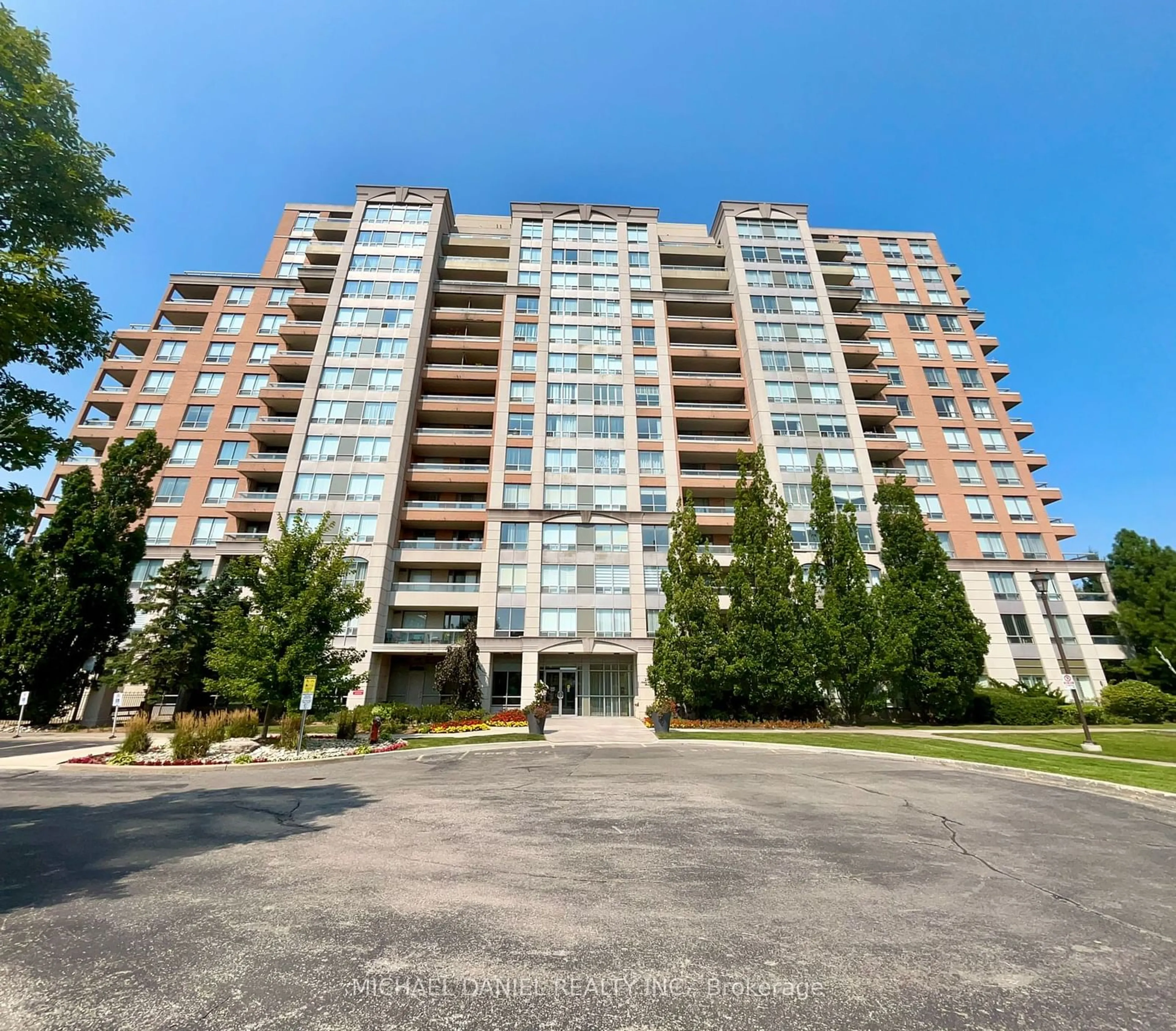 A pic from outside/outdoor area/front of a property/back of a property/a pic from drone, building for 29 Northern Heights Dr #306, Richmond Hill Ontario L4B 4L8