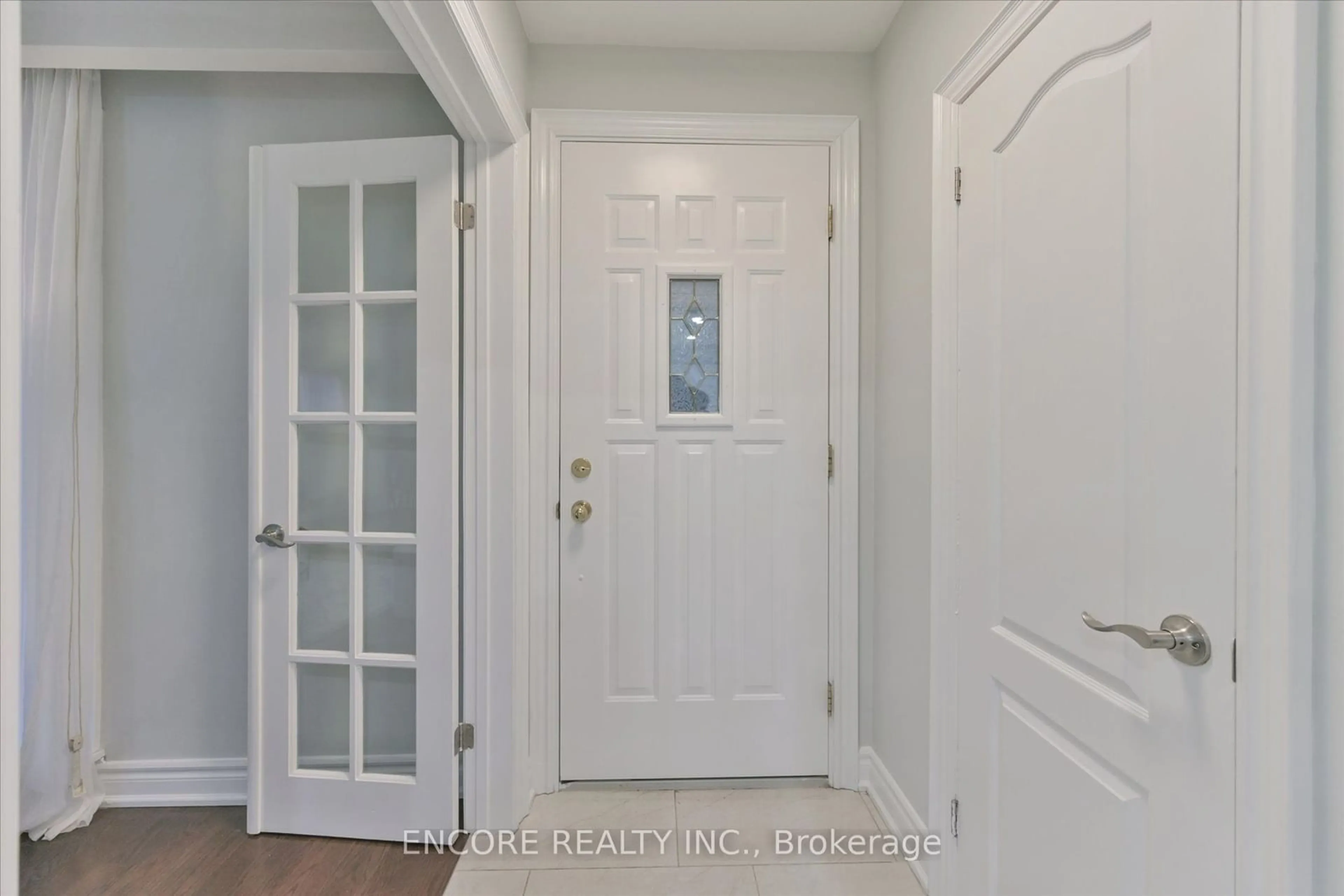 Indoor entryway for 125 Talmage Ave, Richmond Hill Ontario L4C 3J9