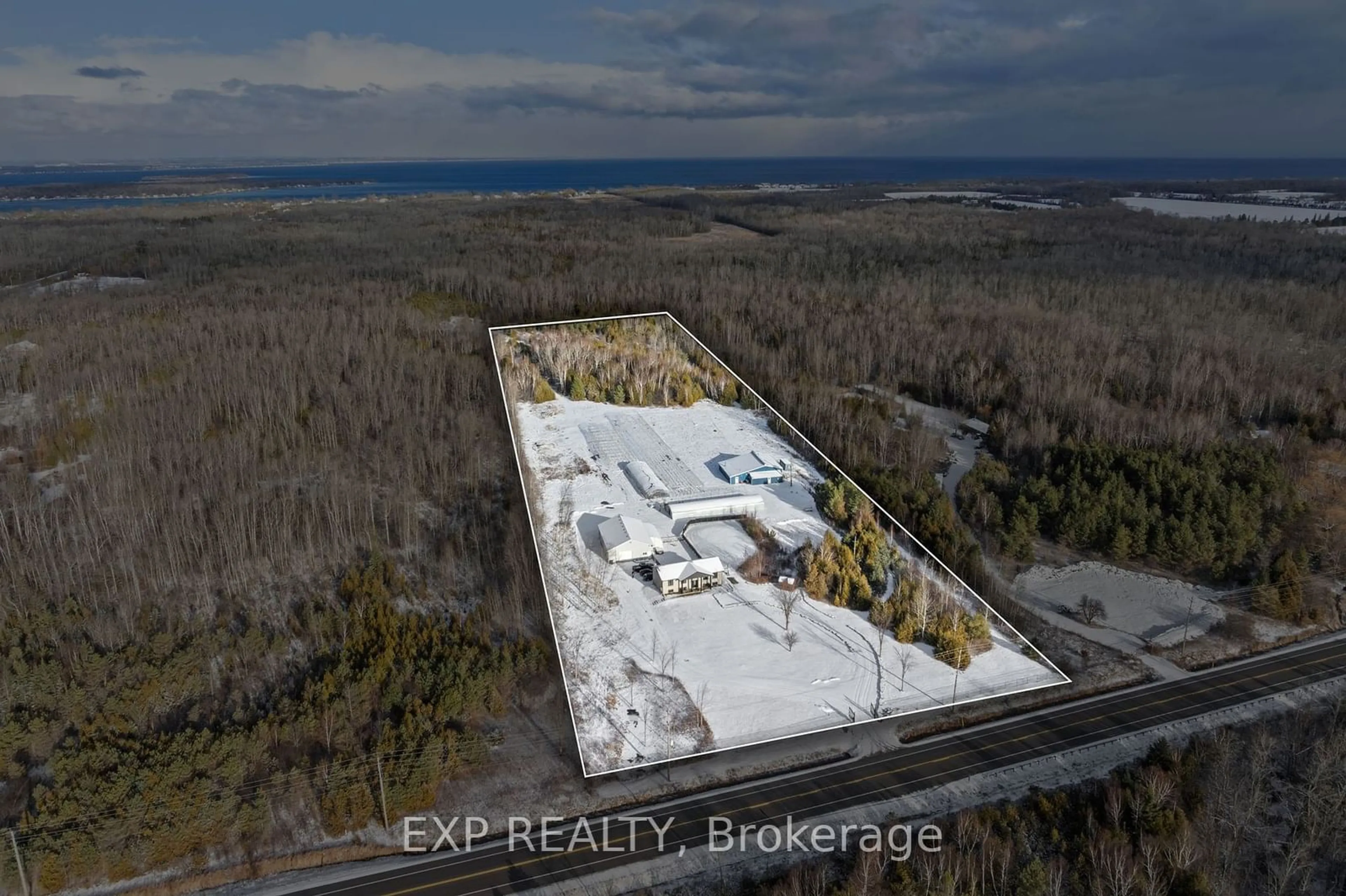 A pic from outside/outdoor area/front of a property/back of a property/a pic from drone, building for 2388 Baseline Rd, Georgina Ontario L4P 3E9