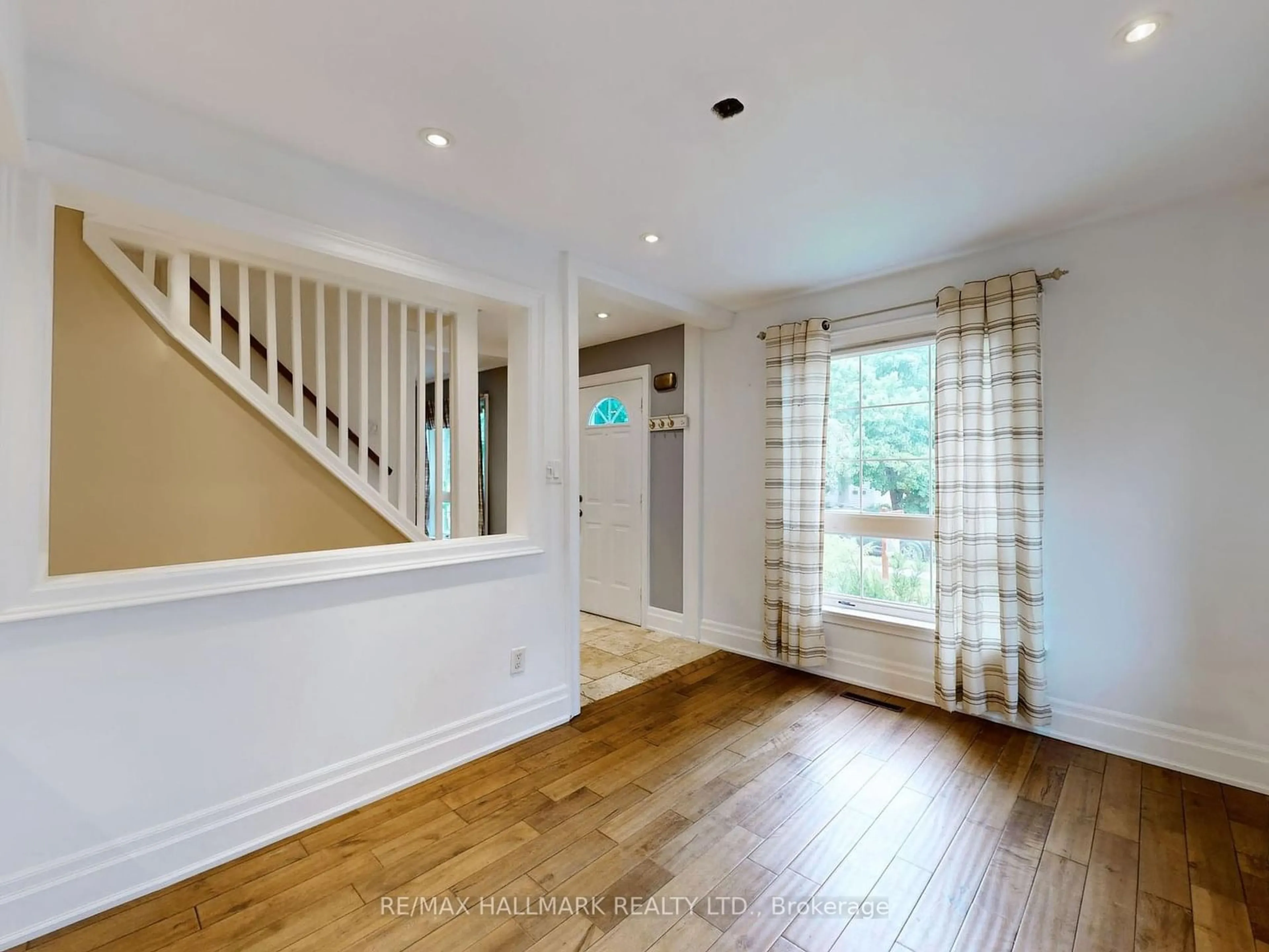 Indoor entryway for 86 Ruggles Ave, Richmond Hill Ontario L4C 1Y2