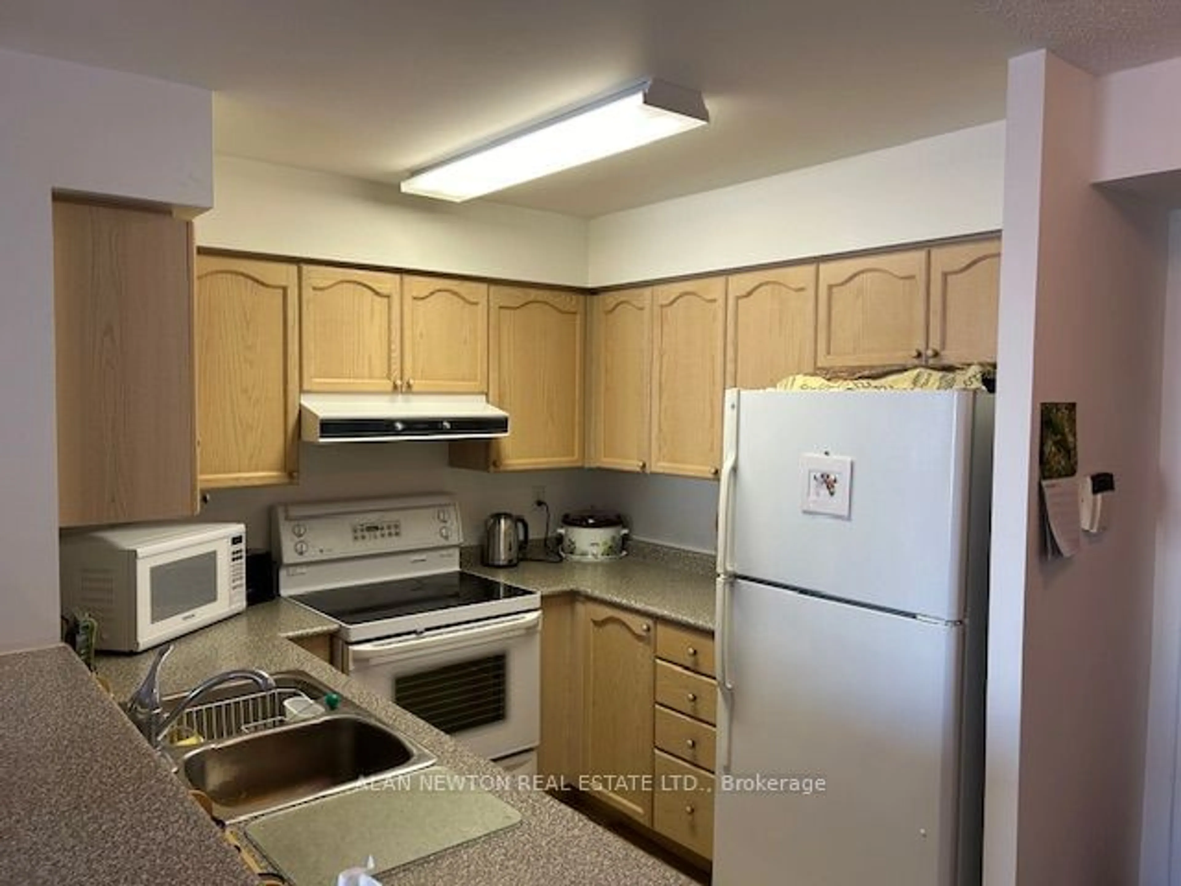 Standard kitchen, unknown for 39 Oneida Cres #413, Richmond Hill Ontario L4B 4T9