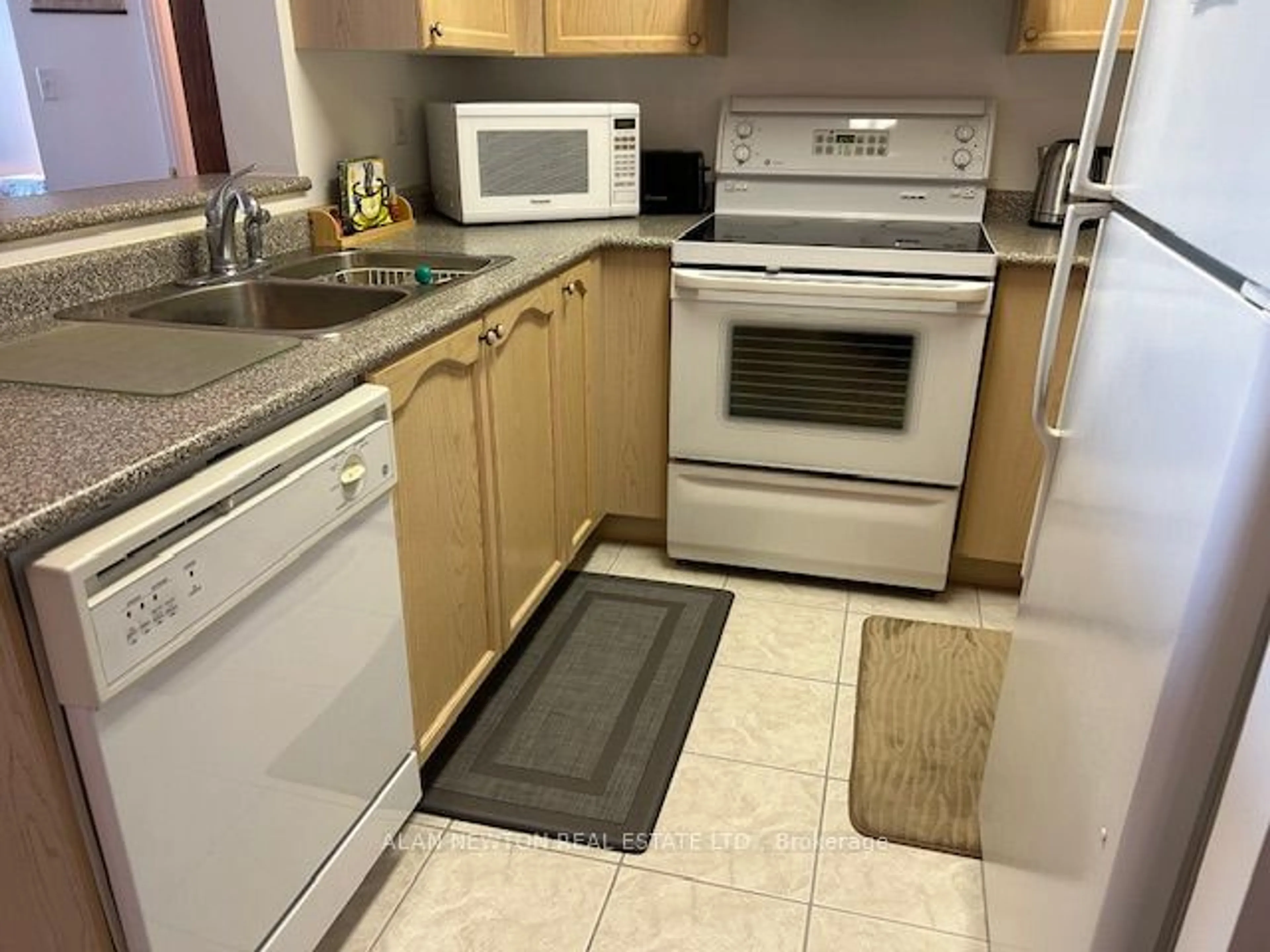 Standard kitchen, unknown for 39 Oneida Cres #413, Richmond Hill Ontario L4B 4T9