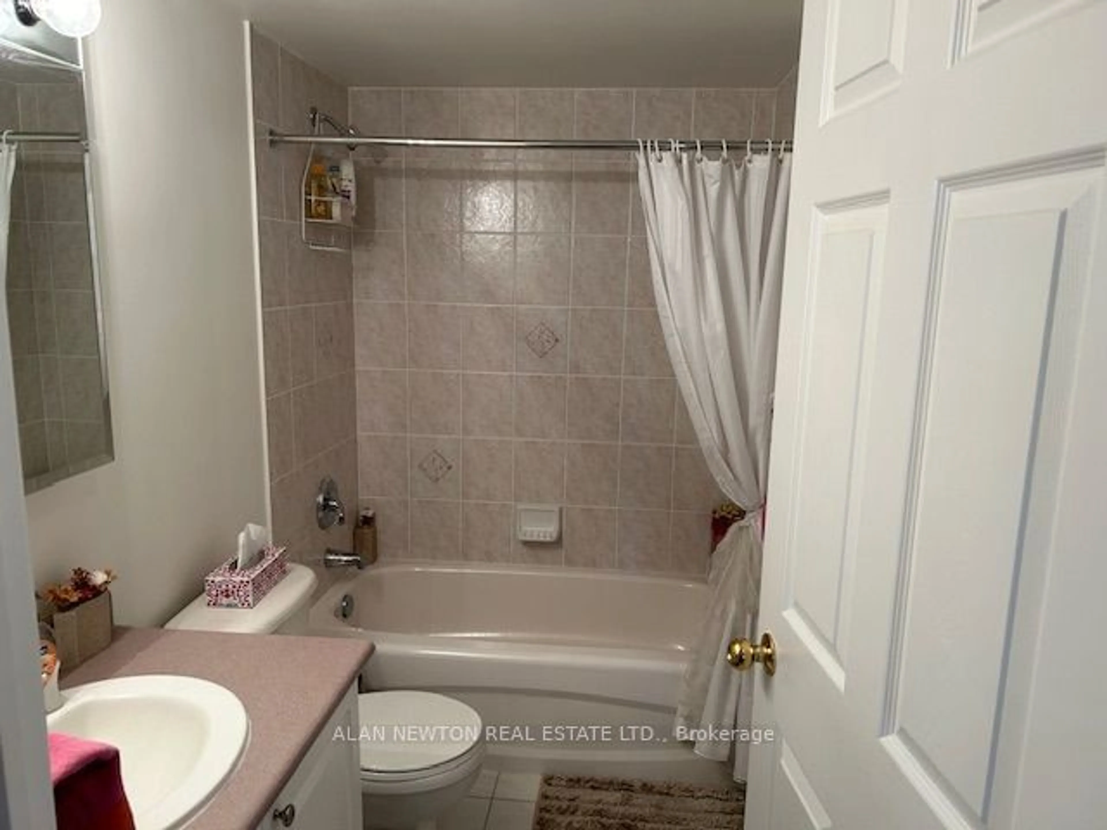 Standard bathroom, unknown for 39 Oneida Cres #413, Richmond Hill Ontario L4B 4T9