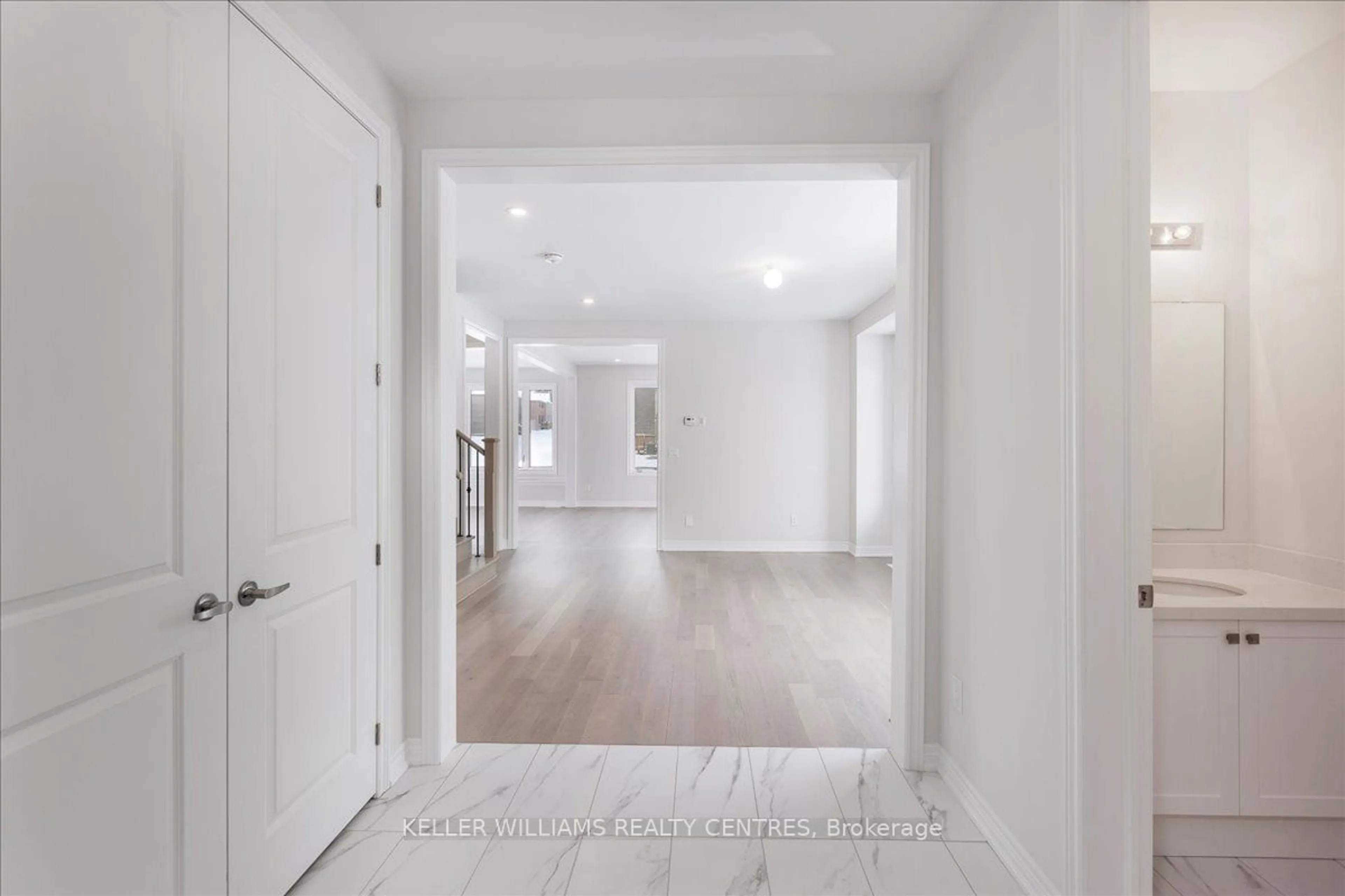 Indoor entryway for 60 Big Canoe Dr, Georgina Ontario L0E 1R0